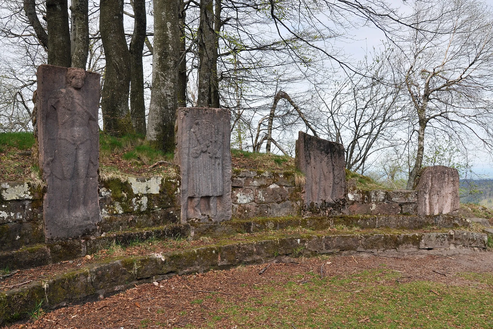 Photo showing: Sommet du Donon (altitude 1009 mètres); sanctuaire gallo-romain dédié à Teutatès-Mercure : moulages de stèles trouvées sur le site, disposés en arc-de-cercle.