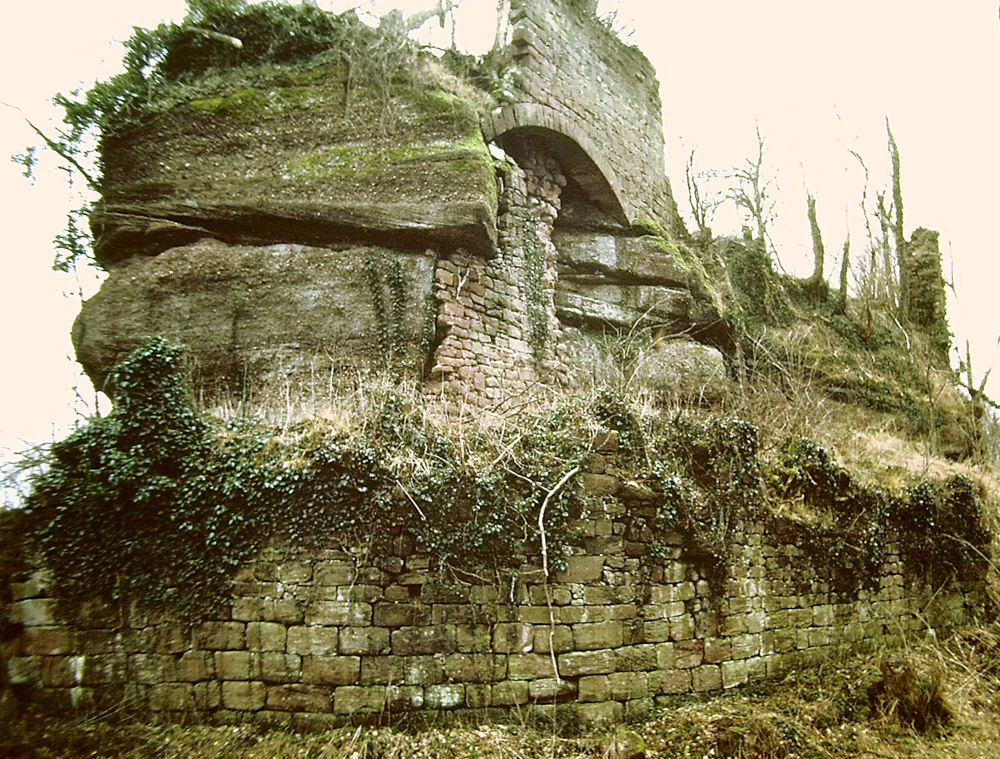 Photo showing: Extrémité du rocher supportant les ruines. Cliché pris en 1987