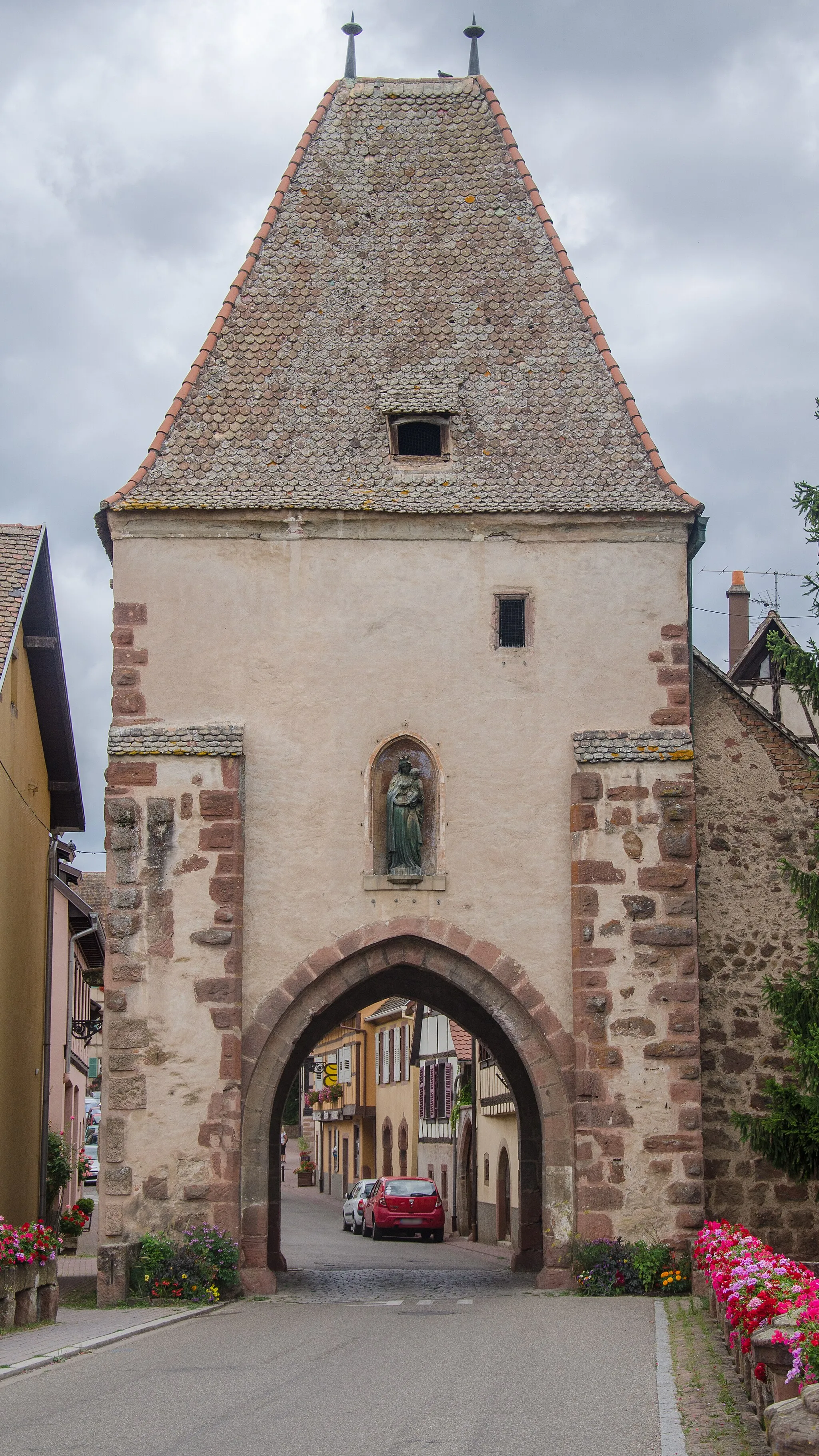 Photo showing: Une des trois portes des remparts de Bœrsch, elle est sur la route lorsqu'on vient d'Obernai ou Rosheim et abrite une statue de la vierge.