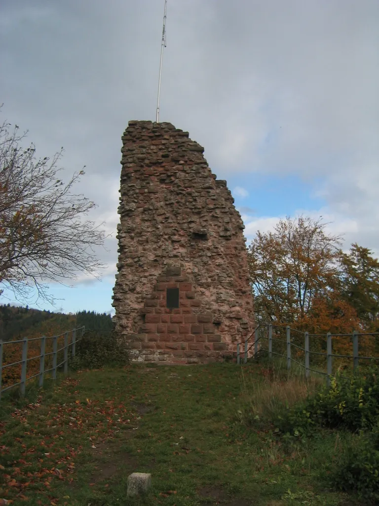 Photo showing: Bergfried der Burg Guttenberg im Pfälzer Wald.