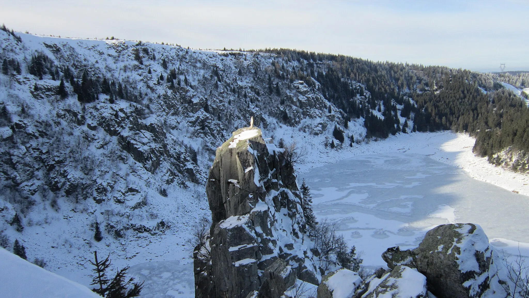 Photo showing: Le Lac Blanc (Orbey, Haut-Rhin, massif des Vosges) en janvier 2013. vue du rocher Hans et du lac.