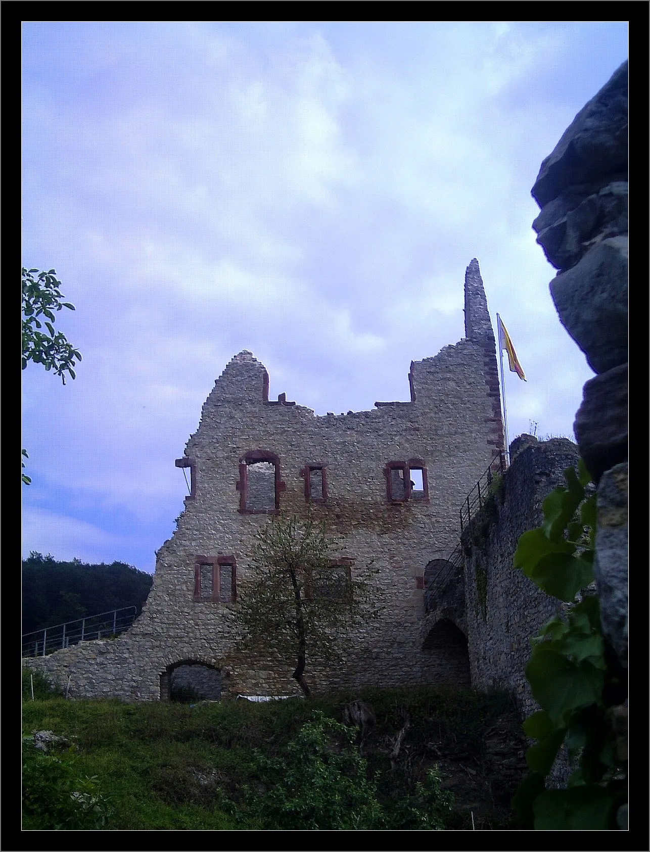 Photo showing: Warlord Castle Landeck burned down 1520, never rebuilt - broken in fire The Fight Tower