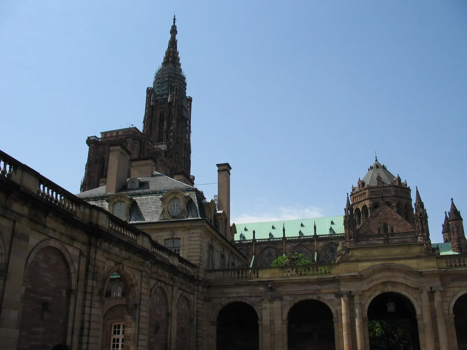 Photo showing: Vue prise de la cour intérieure du Palais des Rohan de la cathédrale Notre Dame de Strasbourg. Photo prise par Denis Helfer le 25 juin 2006.