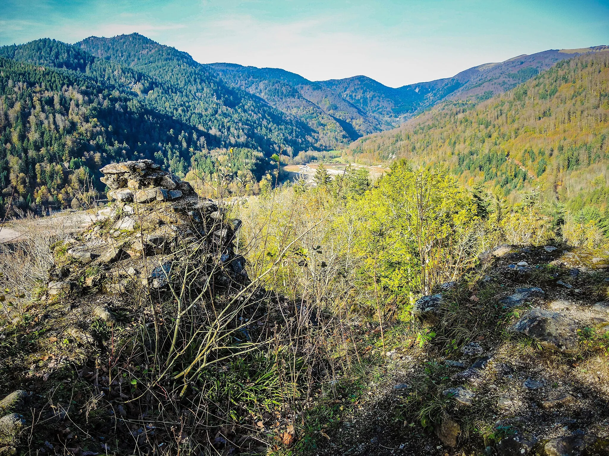 Photo showing: Schlossberg. Panorama sur le fond de la vallée de Wildenstein, depuis l'emplacement de la tour ronde nord-ouest du château. Kruth. Haut-Rhin.