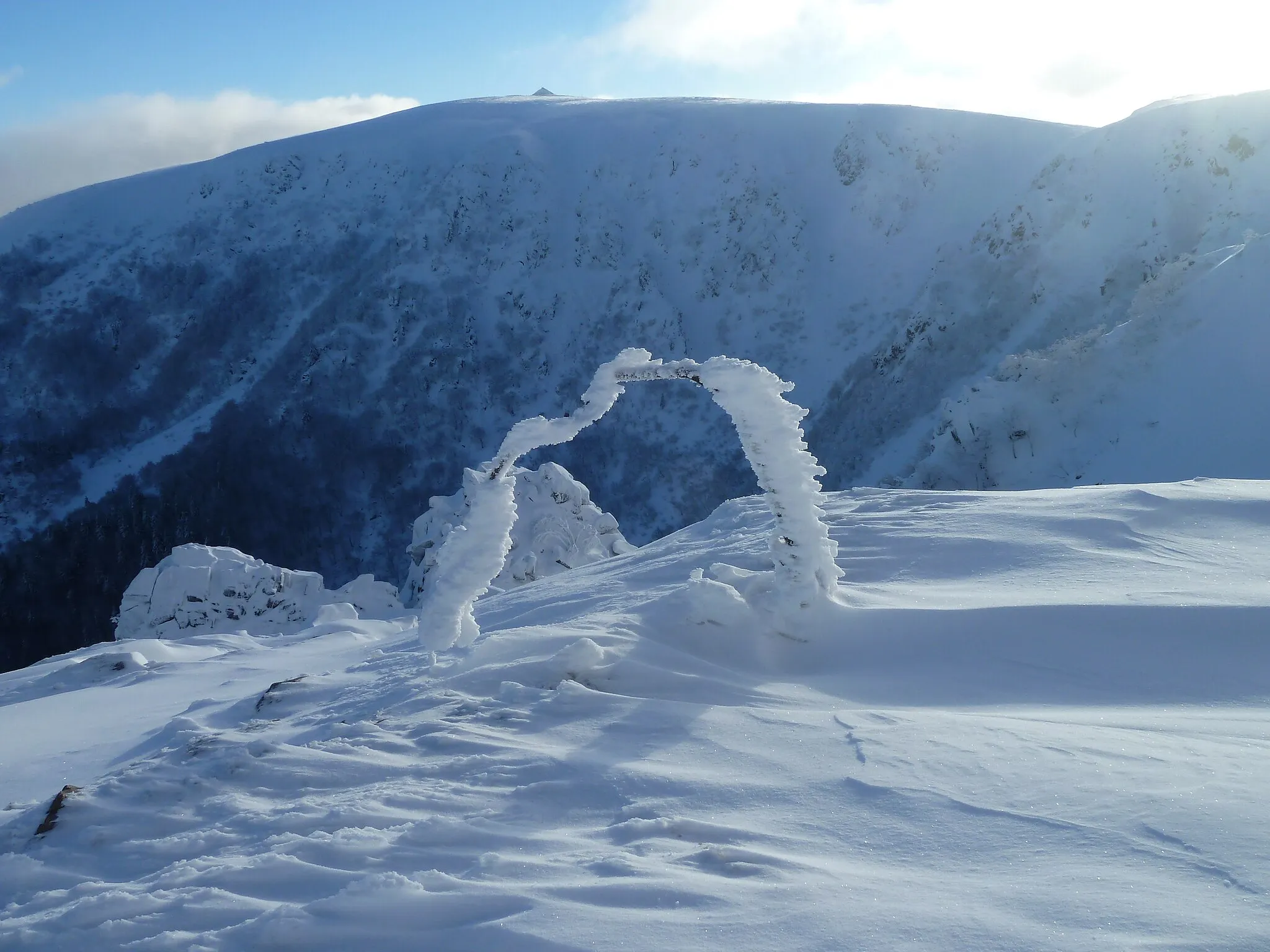 Photo showing: Vue sur le Hohneck en hiver depuis le chemin de la Schlucht (Hautes-Vosges)