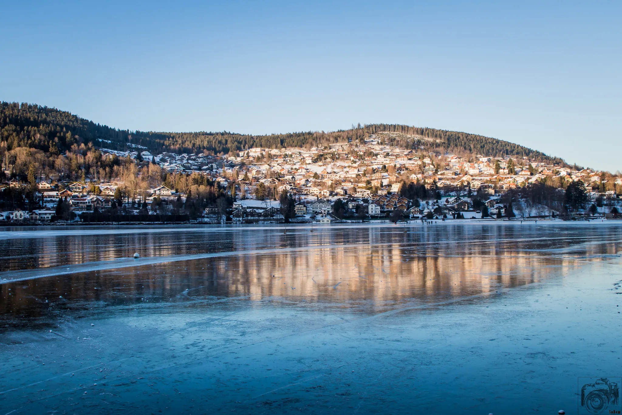 Photo showing: 500px provided description: On The Ice [#sky ,#lake ,#winter ,#water ,#cold ,#blue ,#snow ,#mountain ,#ice ,#France ,#Vosges ,#G?rardmer]