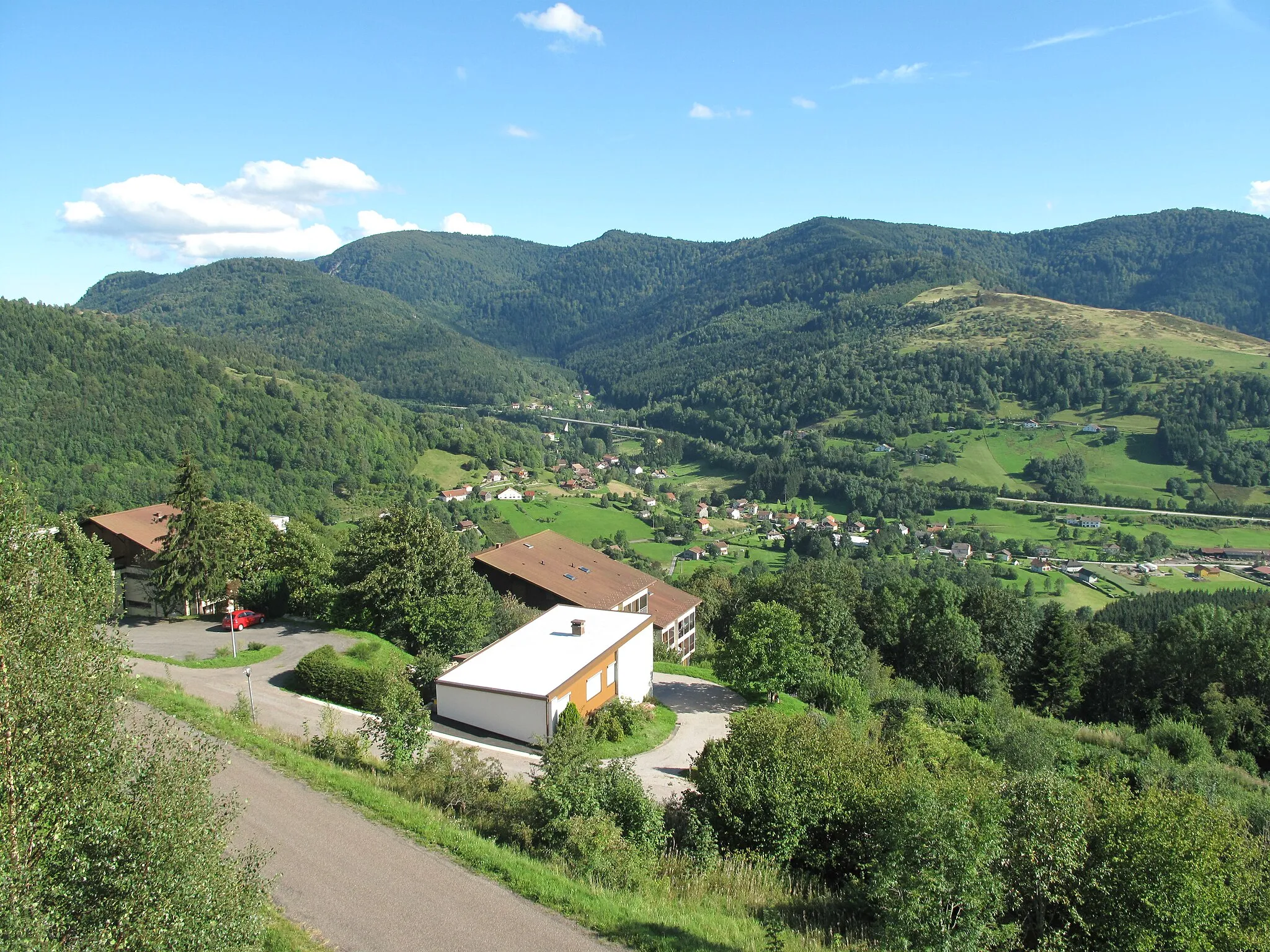 Photo showing: The col de Bussang seen from the buildings of the holidays center Azureva (Vosges, France).