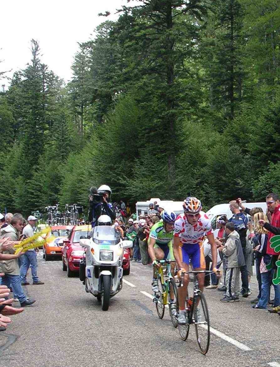 Photo showing: Dans le col de Bramont, Michael Rasmussen passe en tête devant Dario Cioni.