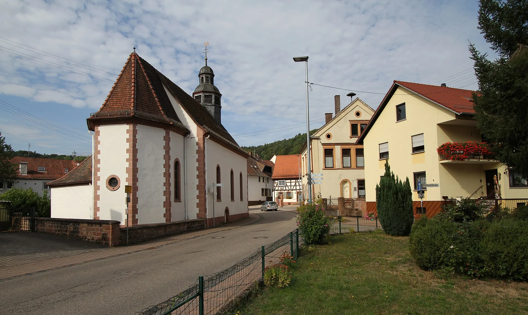 Photo showing: Erlenbach bei Dahn, Hauptstraße 11; katholische Kirche Mariä Himmelfahrt und St. Ägidius; neoromanischer Saalbau, 1900.