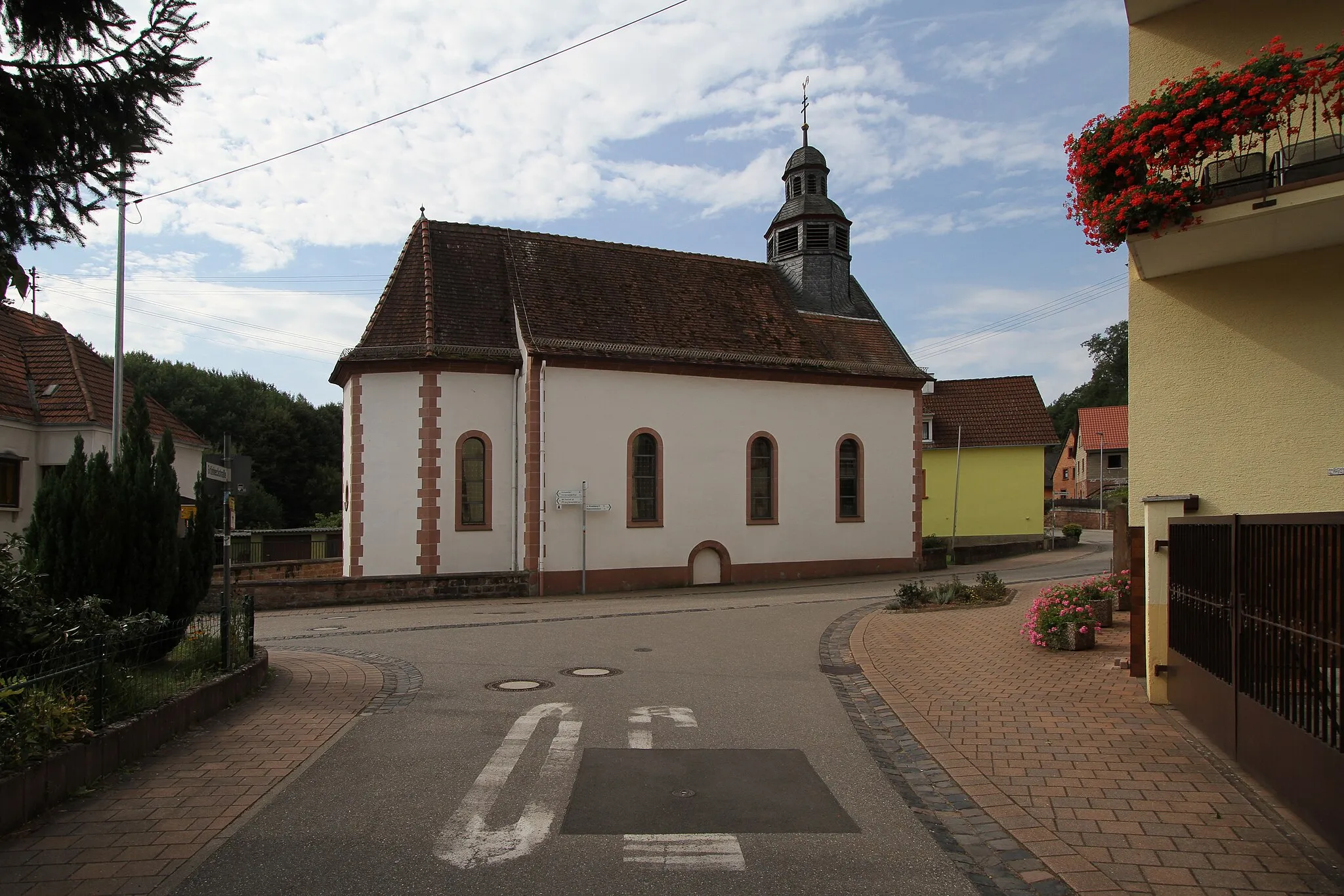 Photo showing: Erlenbach bei Dahn, Hauptstraße 11; katholische Kirche Mariä Himmelfahrt und St. Ägidius; neoromanischer Saalbau, 1900.