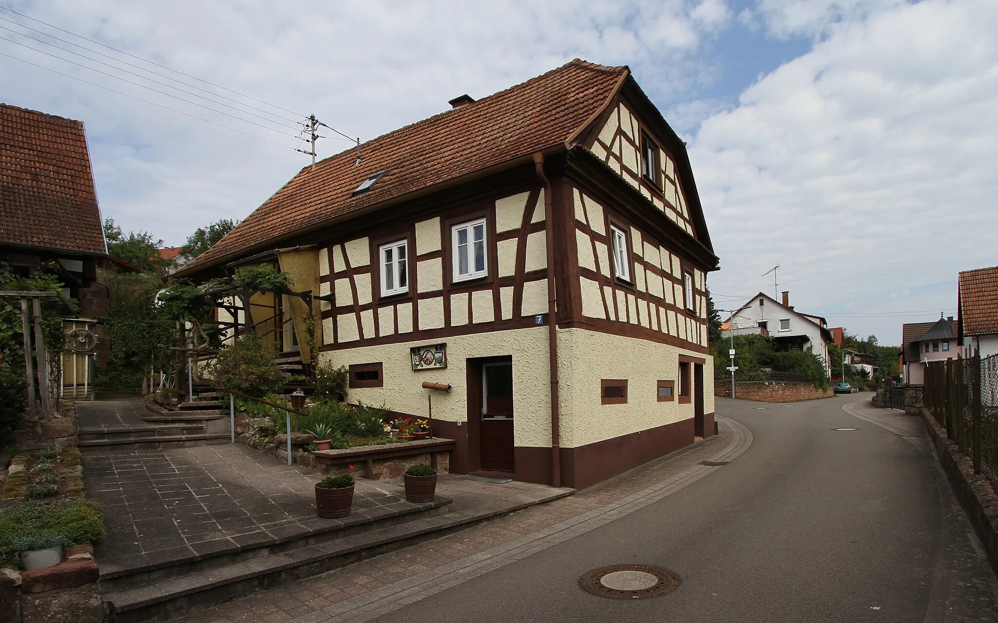 Photo showing: Erlenbach bei Dahn, Grünheckstraße 7; Unterstallhaus; Fachwerkbau, teilweise massiv, Mitte des 18. Jahrhunderts.