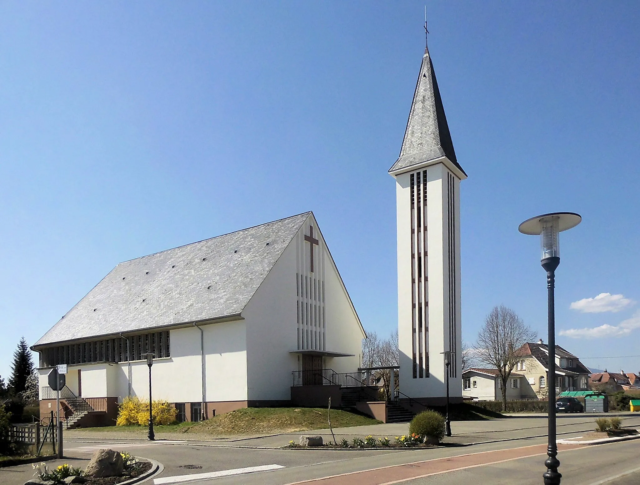 Photo showing: L'église Christ-Roi à la frontière des communes Richwiller et fr:Wittelsheim Wittelsheim, cité Amélie II, côté est