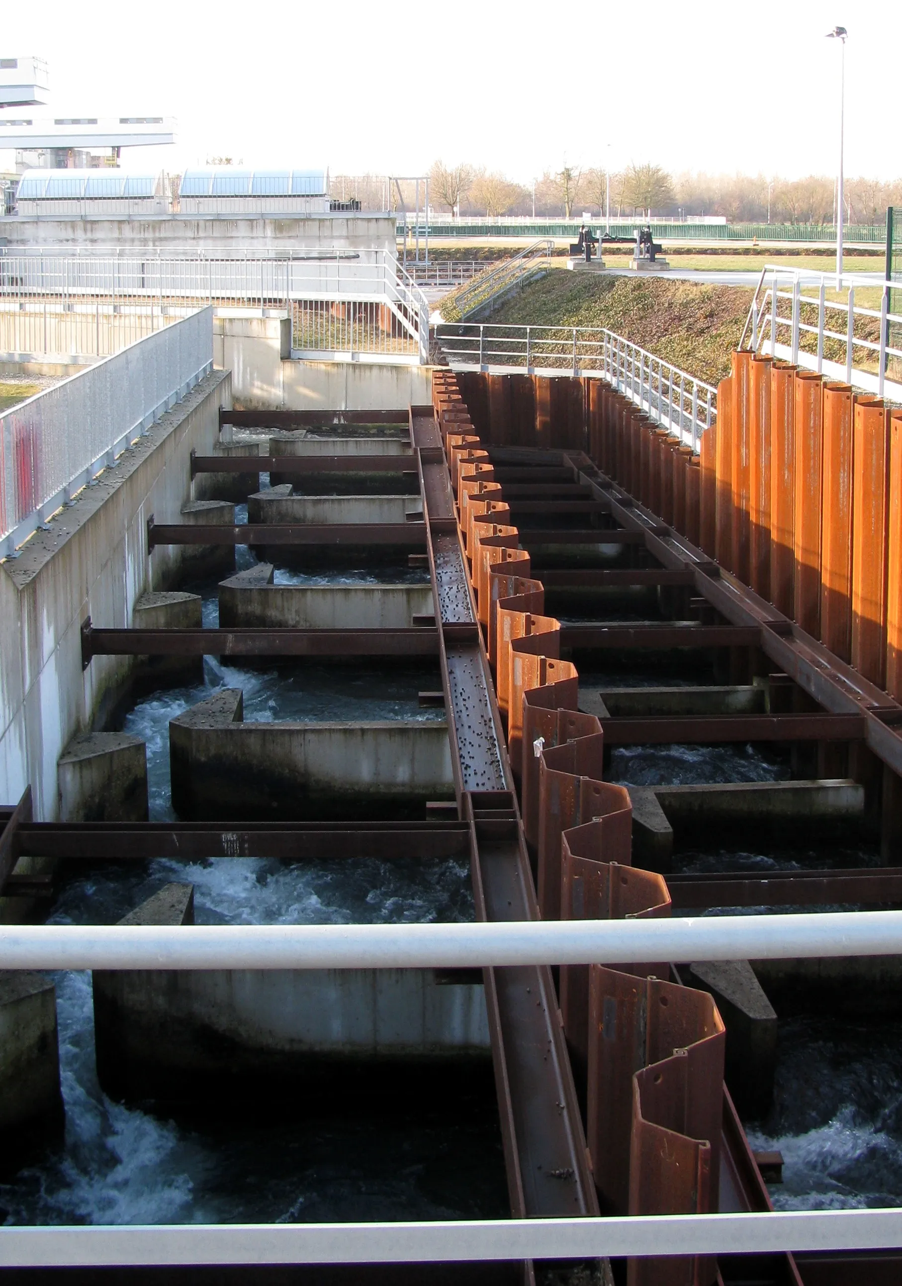 Photo showing: Fish ladder or fish pass beside spillway or weir, between Gambsheim (France) and Freistett (Germany)