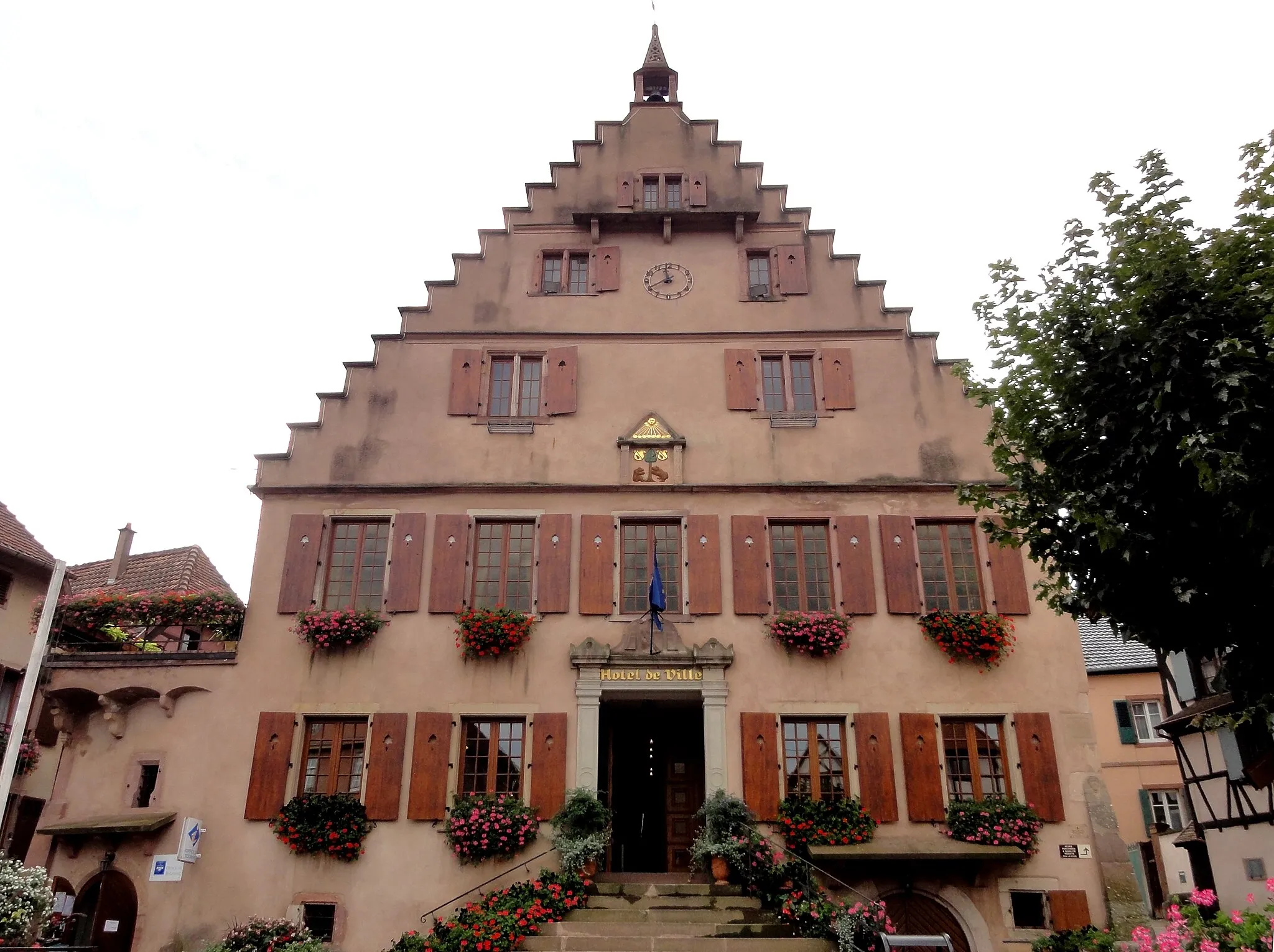 Photo showing: Alsace, Bas-Rhin, Hôtel de Ville de Dambach-la-Ville (1547), 11 place du Marché (PA00084681, IA00115189).