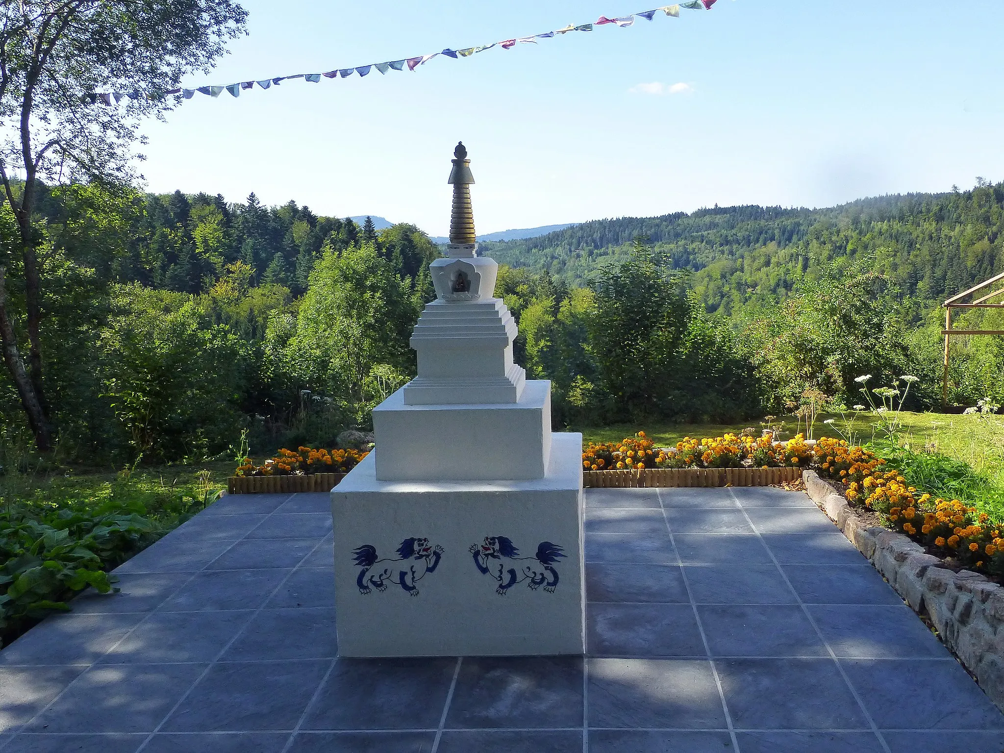 Photo showing: Stupa du centre bouddhiste tibétain (Bodhicharya-France) de Lusse, au lieu-dit La Bouille des Trois-Maisons (Vosges).