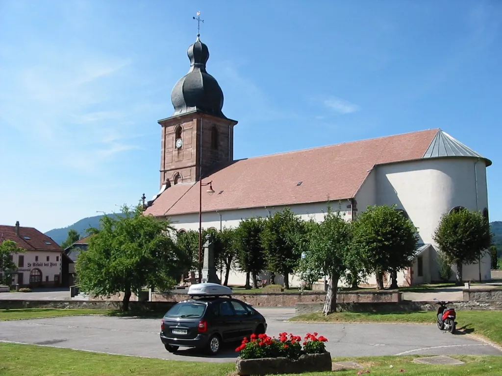 Photo showing: Bertrimoutier, département des Vosges.
L'église vue du parc.