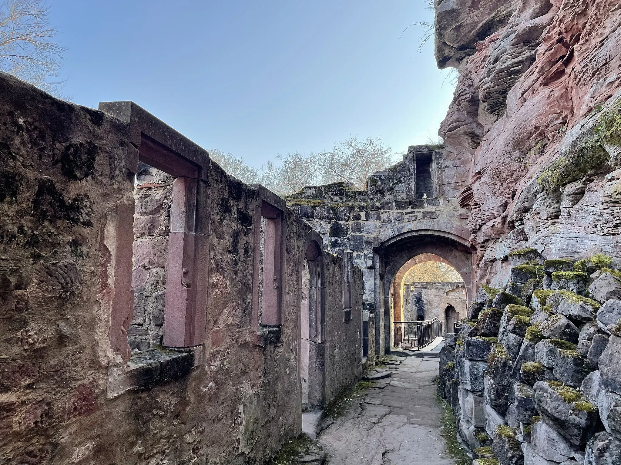 Photo showing: Vue de l'entrée du Schoenberg depuis la basse-cour