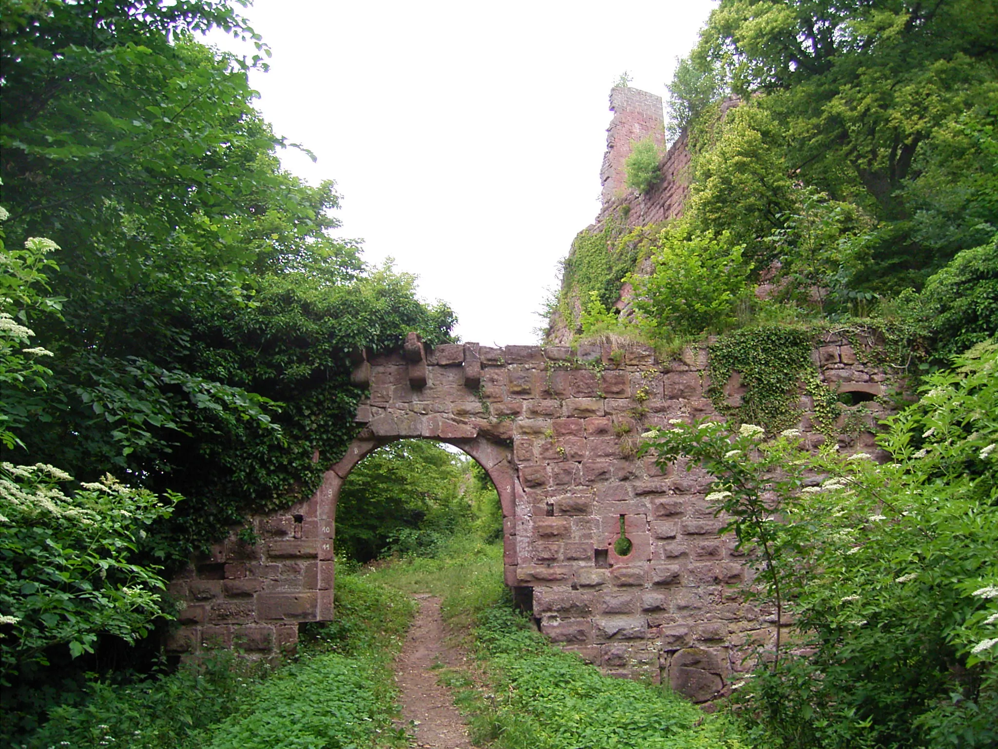 Photo showing: Entrance of the castle of Girbaden, Bas-Rhin, France