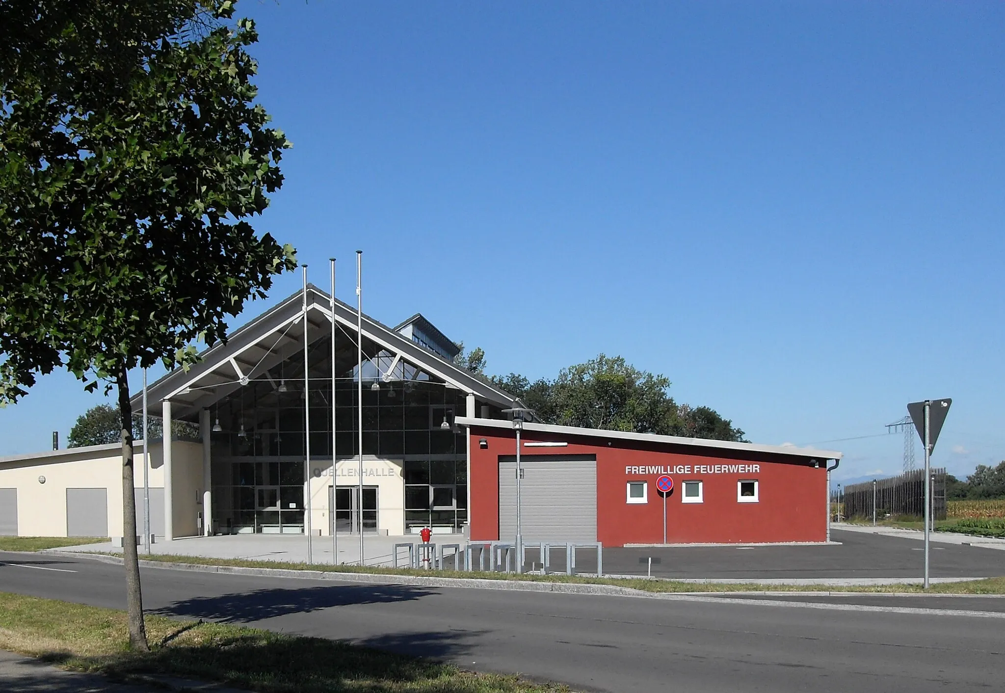 Photo showing: 2011 fertiggestellte Quellenhalle (Gemeindehalle) und Feuerwehr in Schlatt