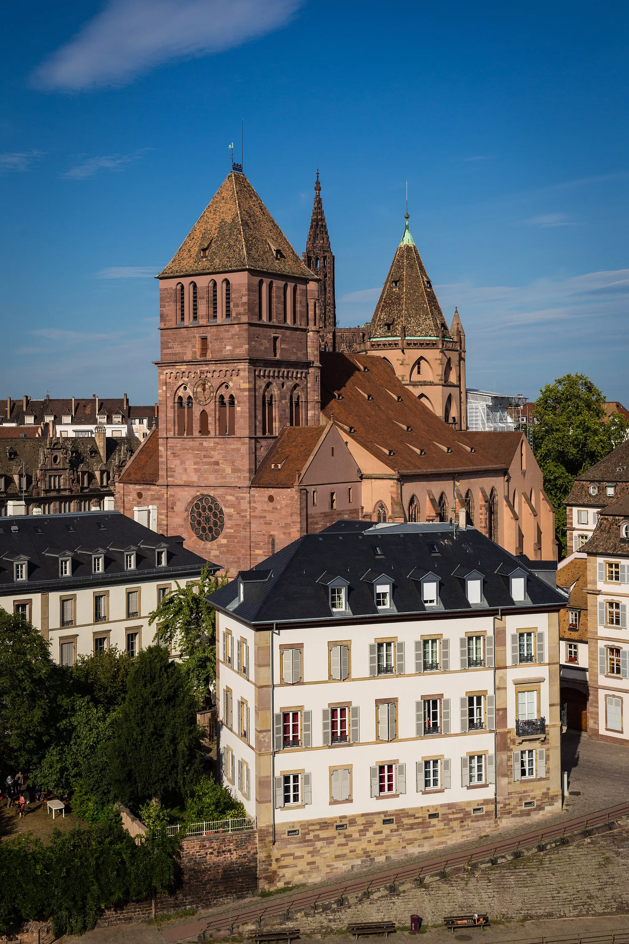 Photo showing: Église Saint-Thomas et cathédrale Notre-Dame Strasbourg août 2015.jpg