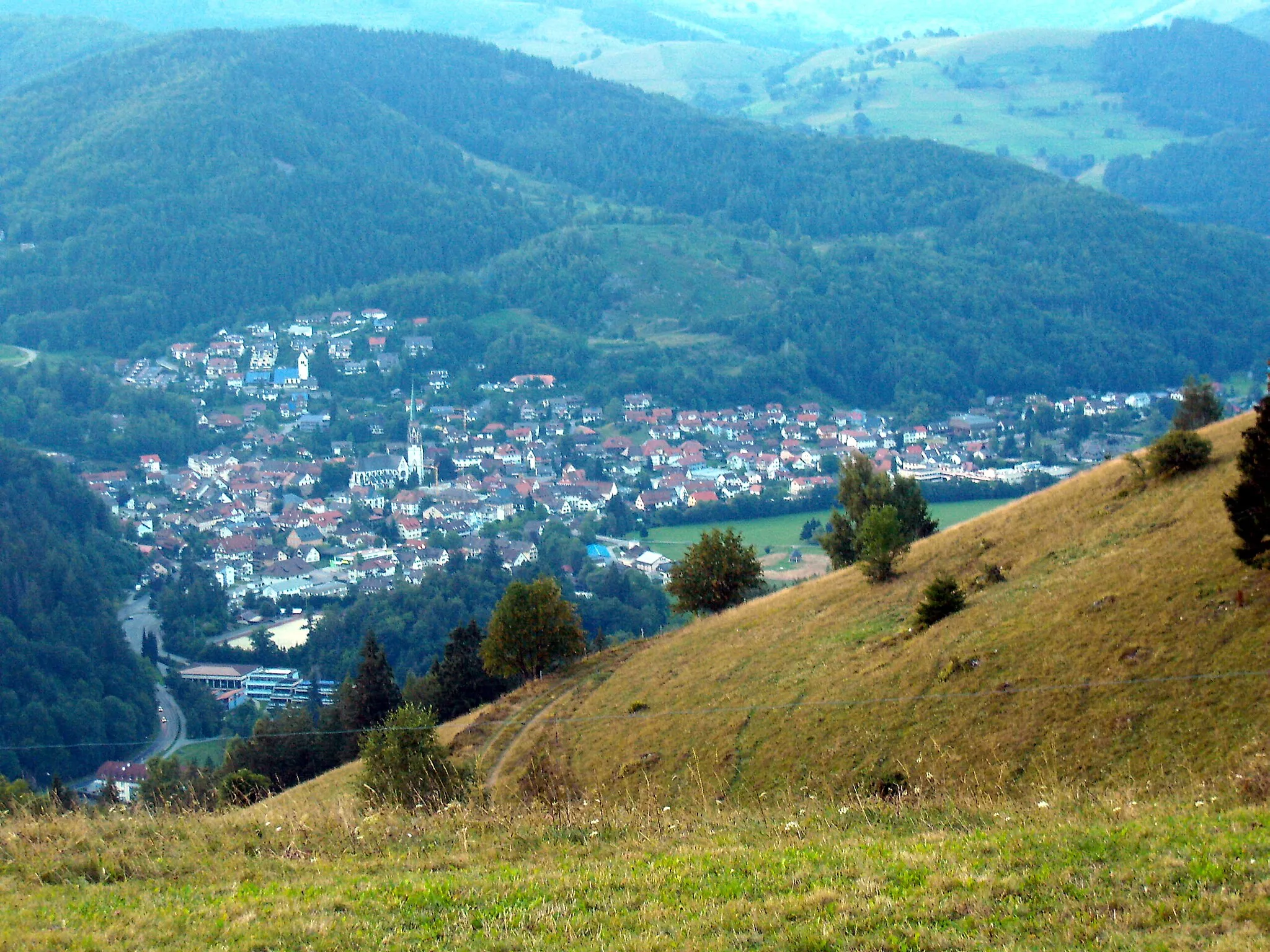 Photo showing: Schönau im Schwarzwald seen from the observation platform at the cross “Holzer Kreuz” in Fröhnd.
