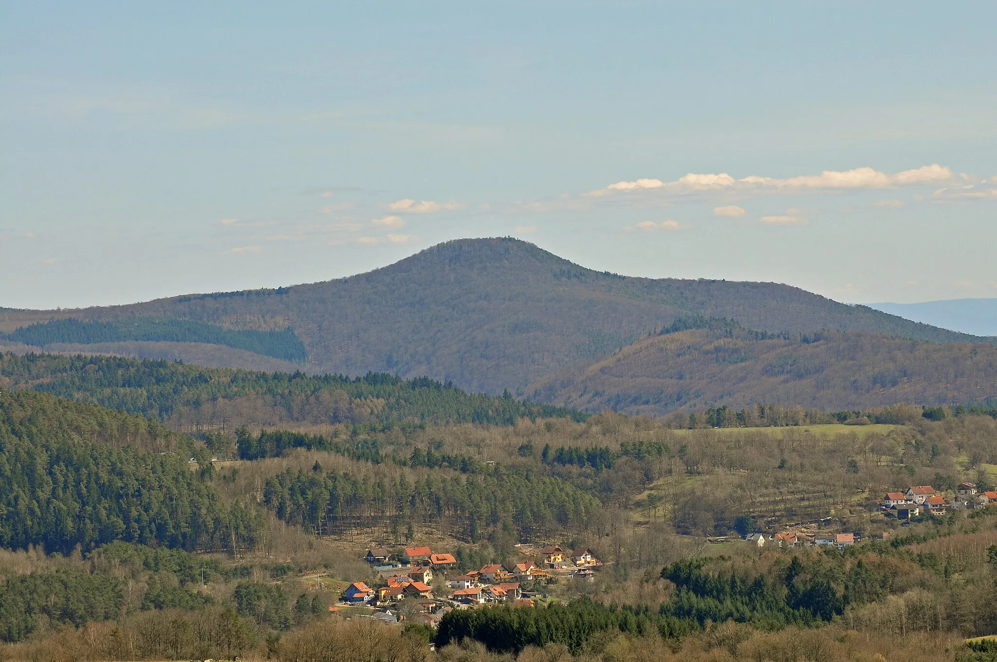 Photo showing: Bobenthaler Knopf, im Vordergrund die Gemeinde Bundenthal, im rechten Hintergrund der Nordschwarzwald. Das Bild wurde vom Napoleonfels aufgenommen.