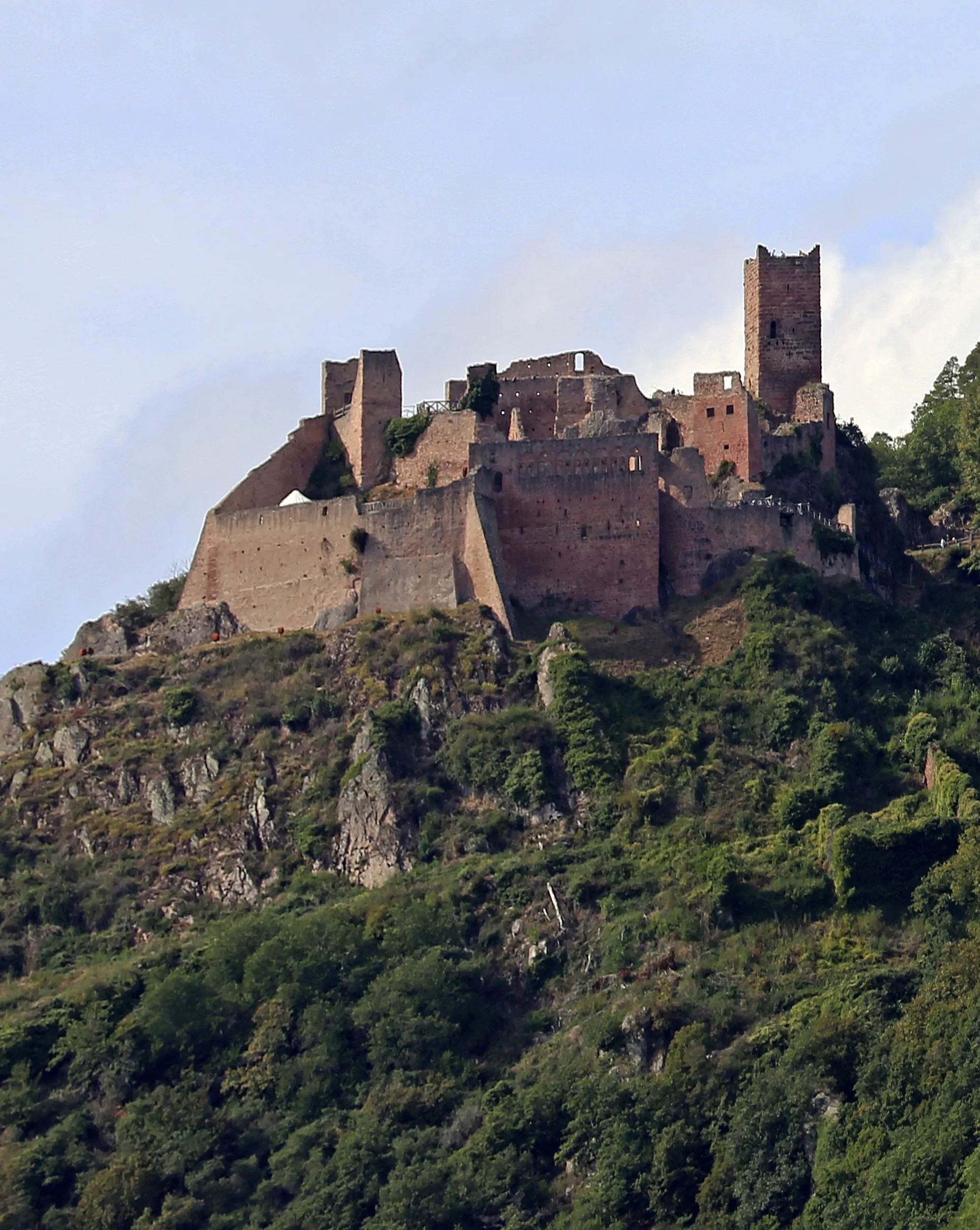 Photo showing: Ulrichsburg (frz. Château de Saint-Ulrich). Die Burgruine steht auf einem Felsen in 510 Meter Höhe oberhalb der französischen Stadt Ribeauvillé im Département Haut-Rhin (Elsass).