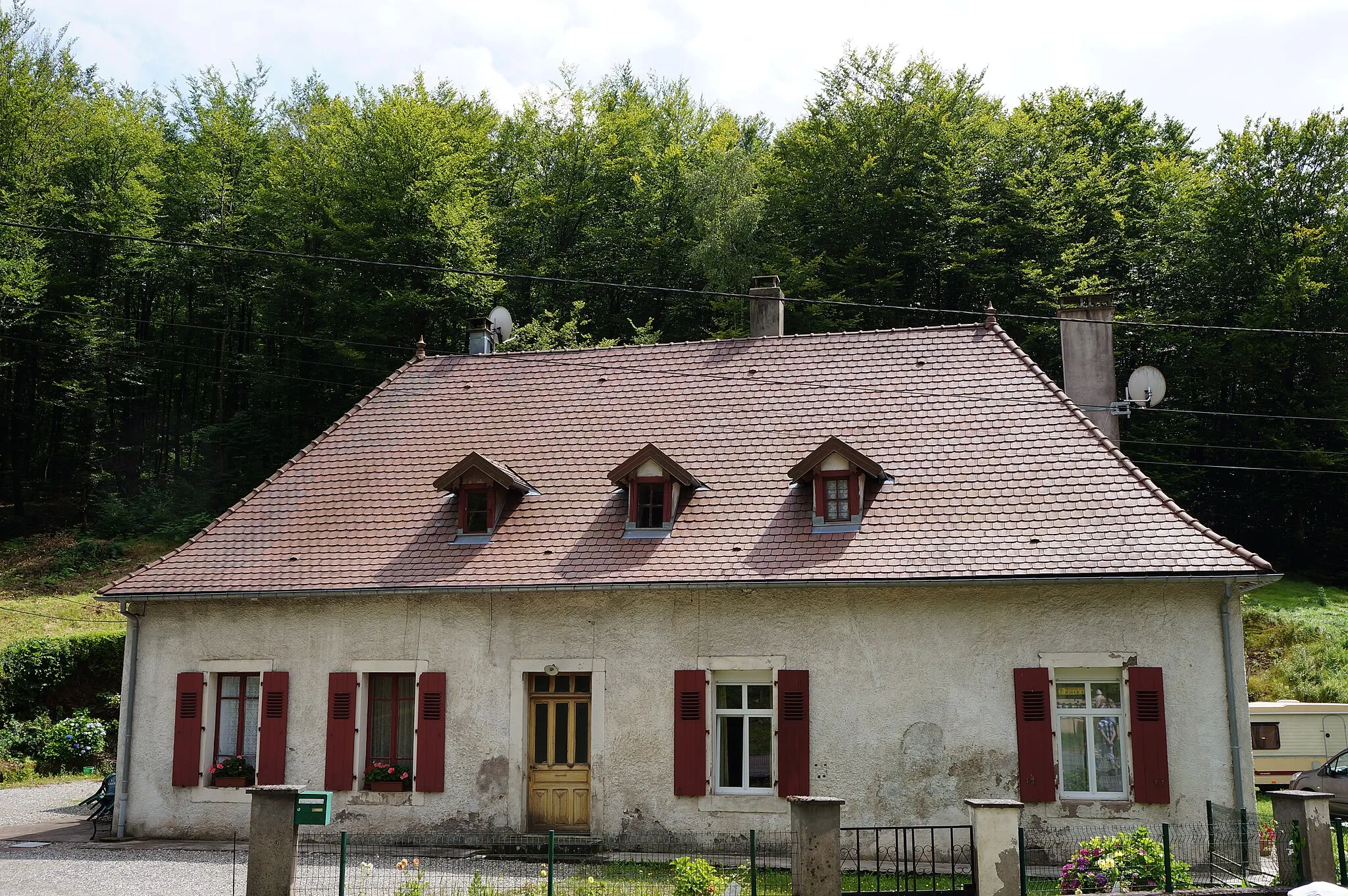 Photo showing: Le hameau de la Houillère (Haute-Saône) : l'ancienne demeure des directeurs de la mine.
