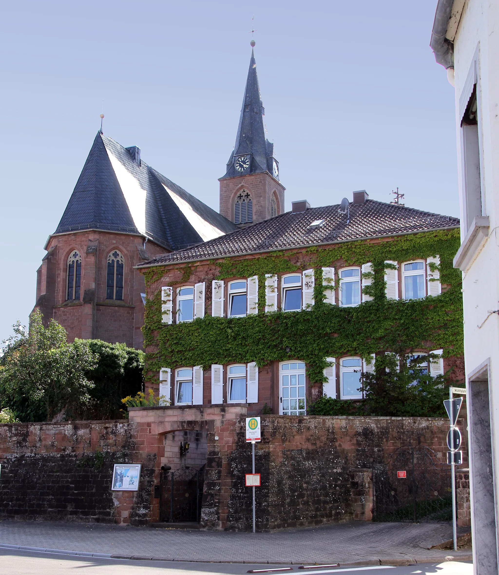 Photo showing: Rieschweiler, Friedhofstraße 2; evangelische Kirche und Pfarrhaus.