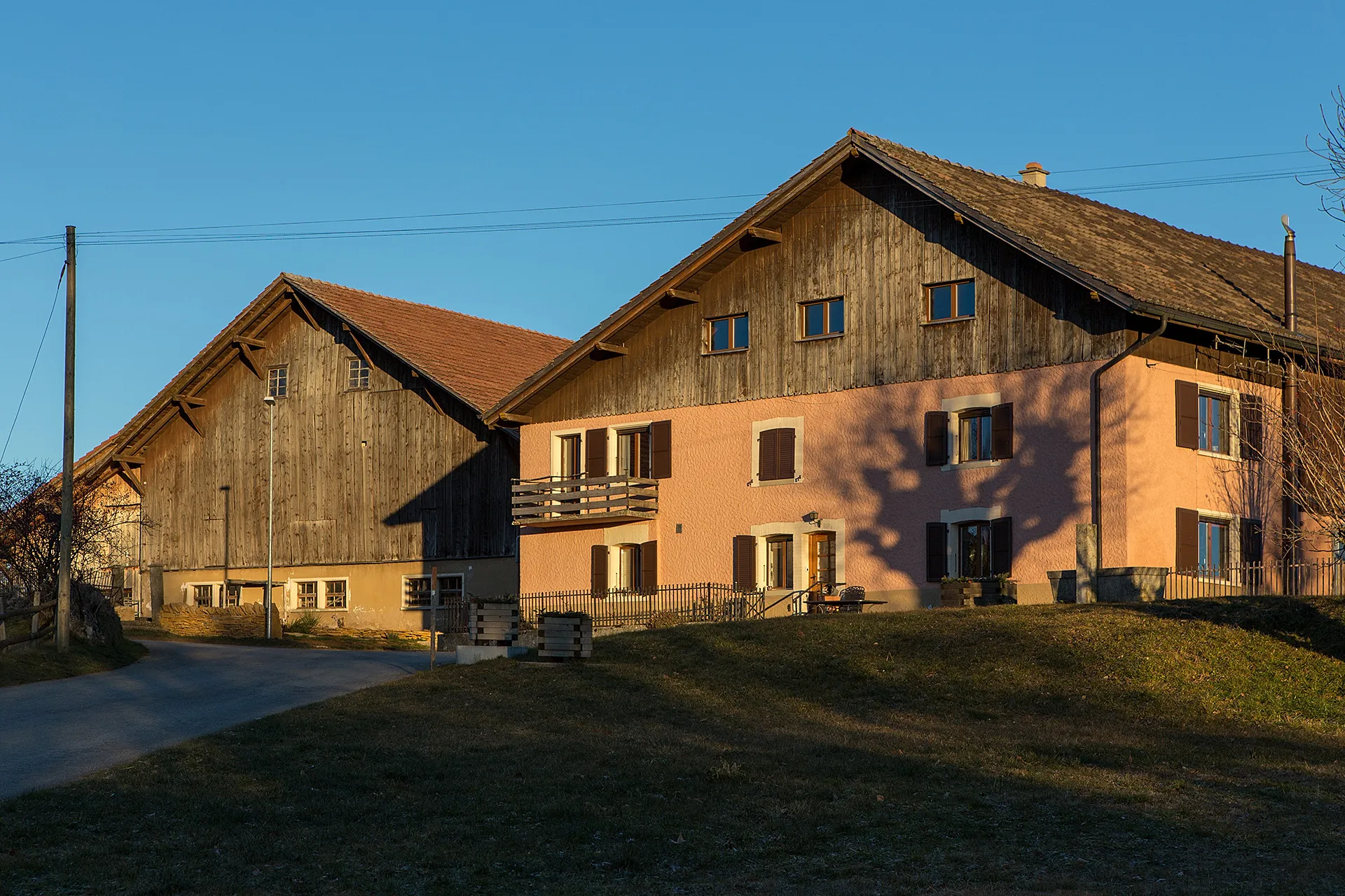 Photo showing: Ortstypisches Jura-Bauernhaus mit Stall und Scheune in Epiquerez (JU)