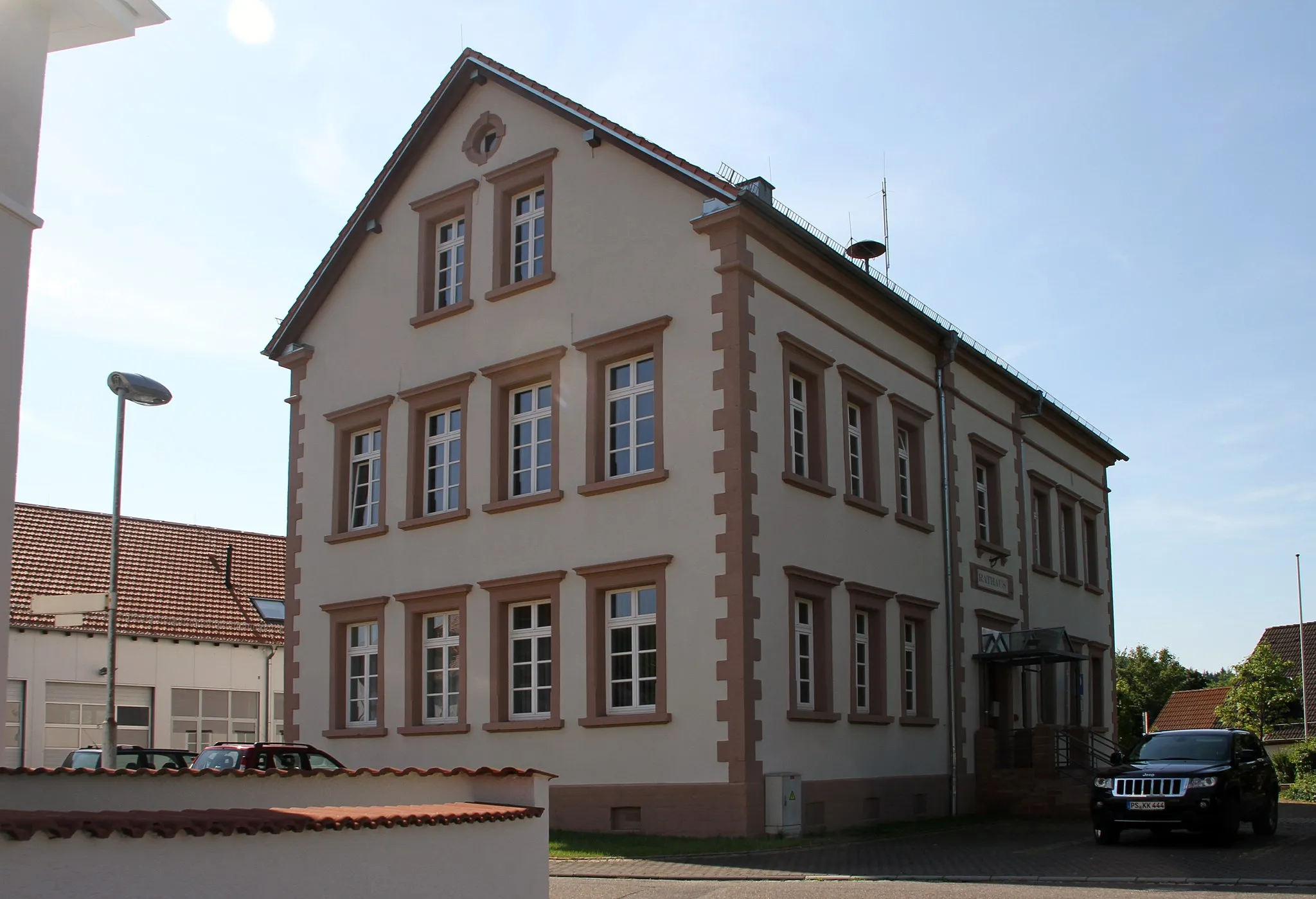 Photo showing: Münchweiler an der Rodalb, Schulstrasse 19, Rathaus; ehemalige Schule; spätklassizistischer Putzbau, wohl aus der zweiten Hälfte des 19. Jahrhunderts.