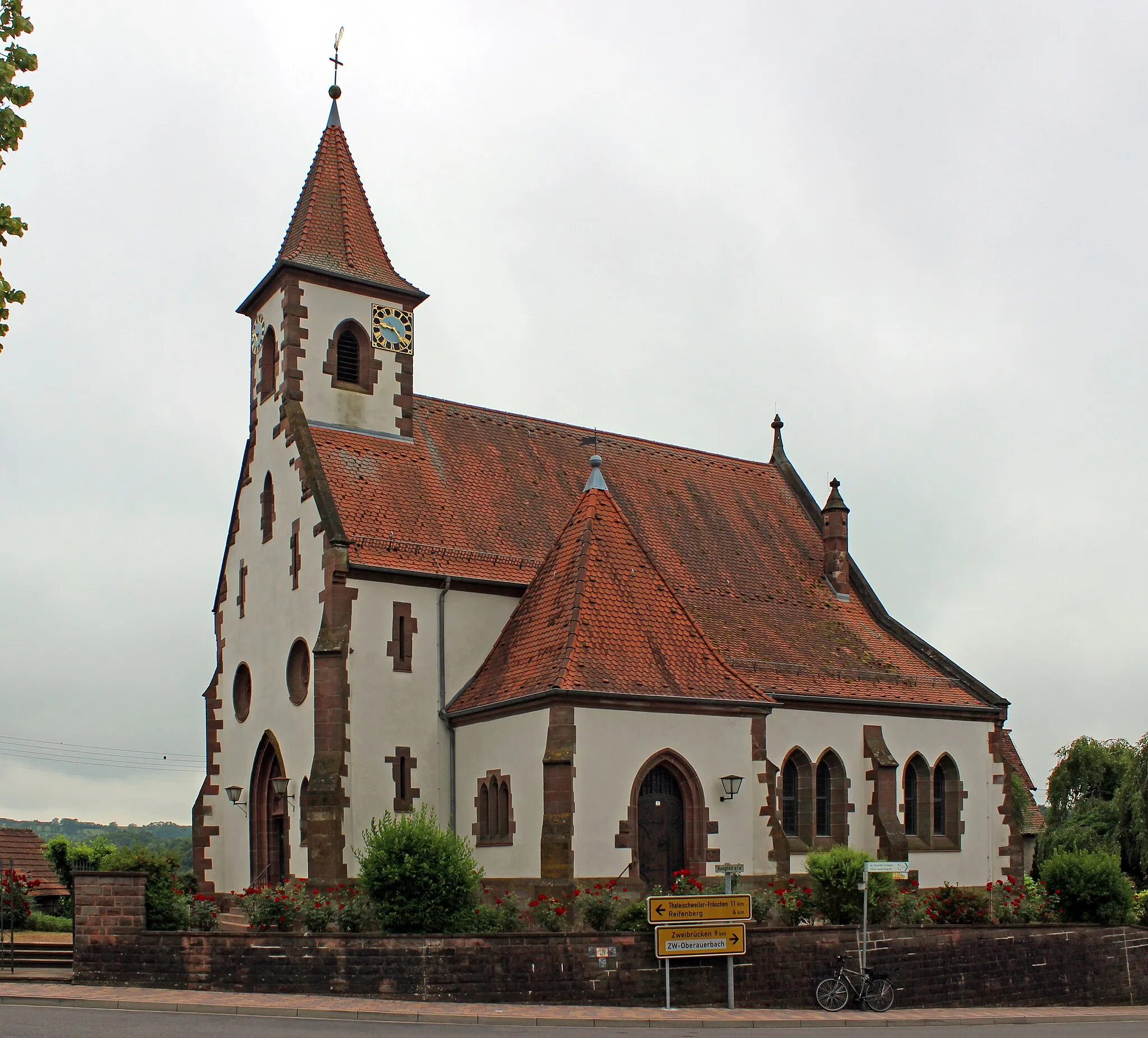 Photo showing: Evangelische Kirche in Battweiler, Verbandsgemeinde Zweibrücken-Land, Landkreis Südwestpfalz, Rheinland-Pfalz.  Zweischiffiger neugotischer Bau, erbaut 1906/07; Gotischer Chor, wohl aus der zweiten Hälfte des 13. Jahrhunderts.