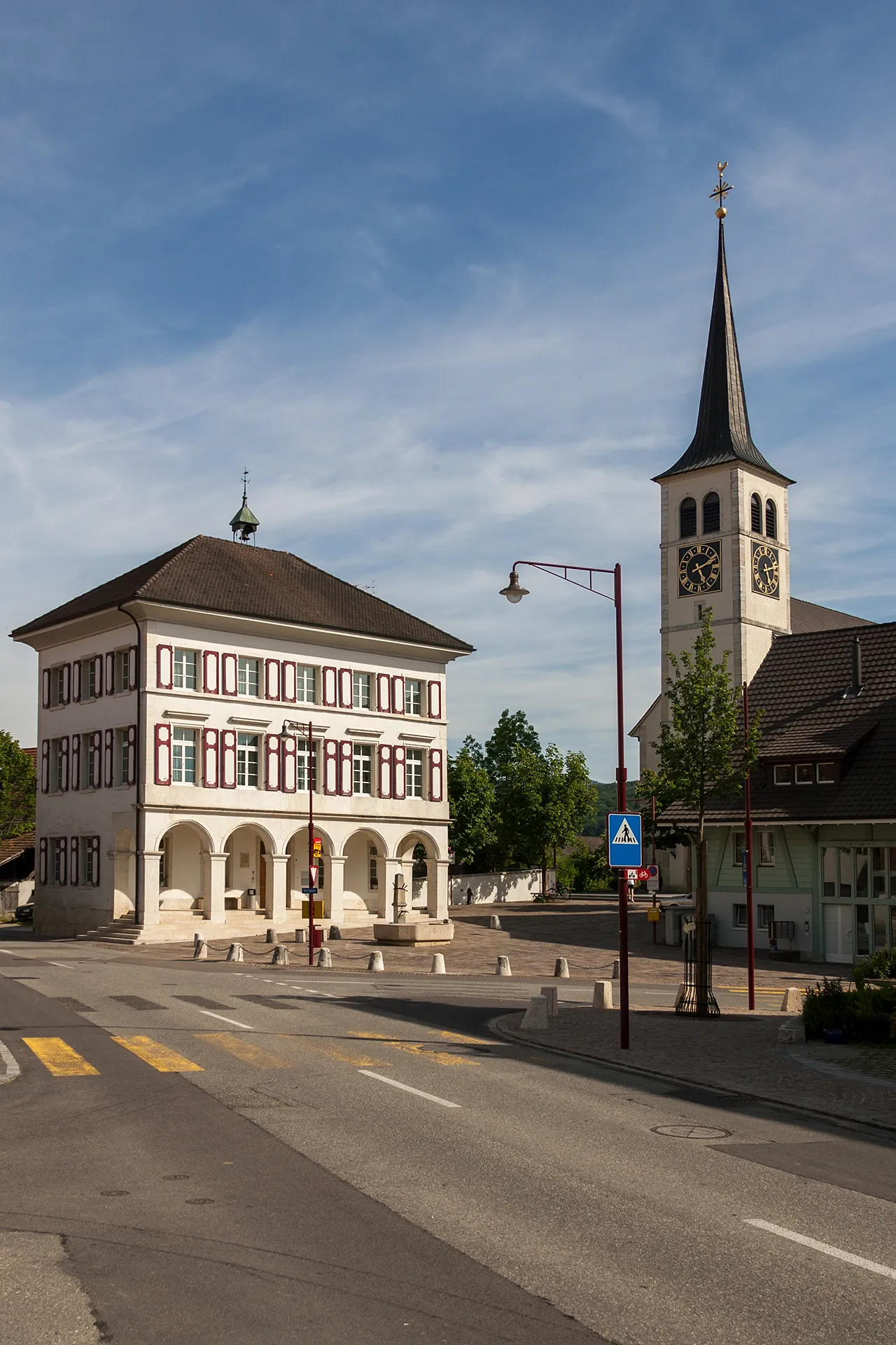 Photo showing: Altes Schulhaus und Kirche von Röschenz (BL)