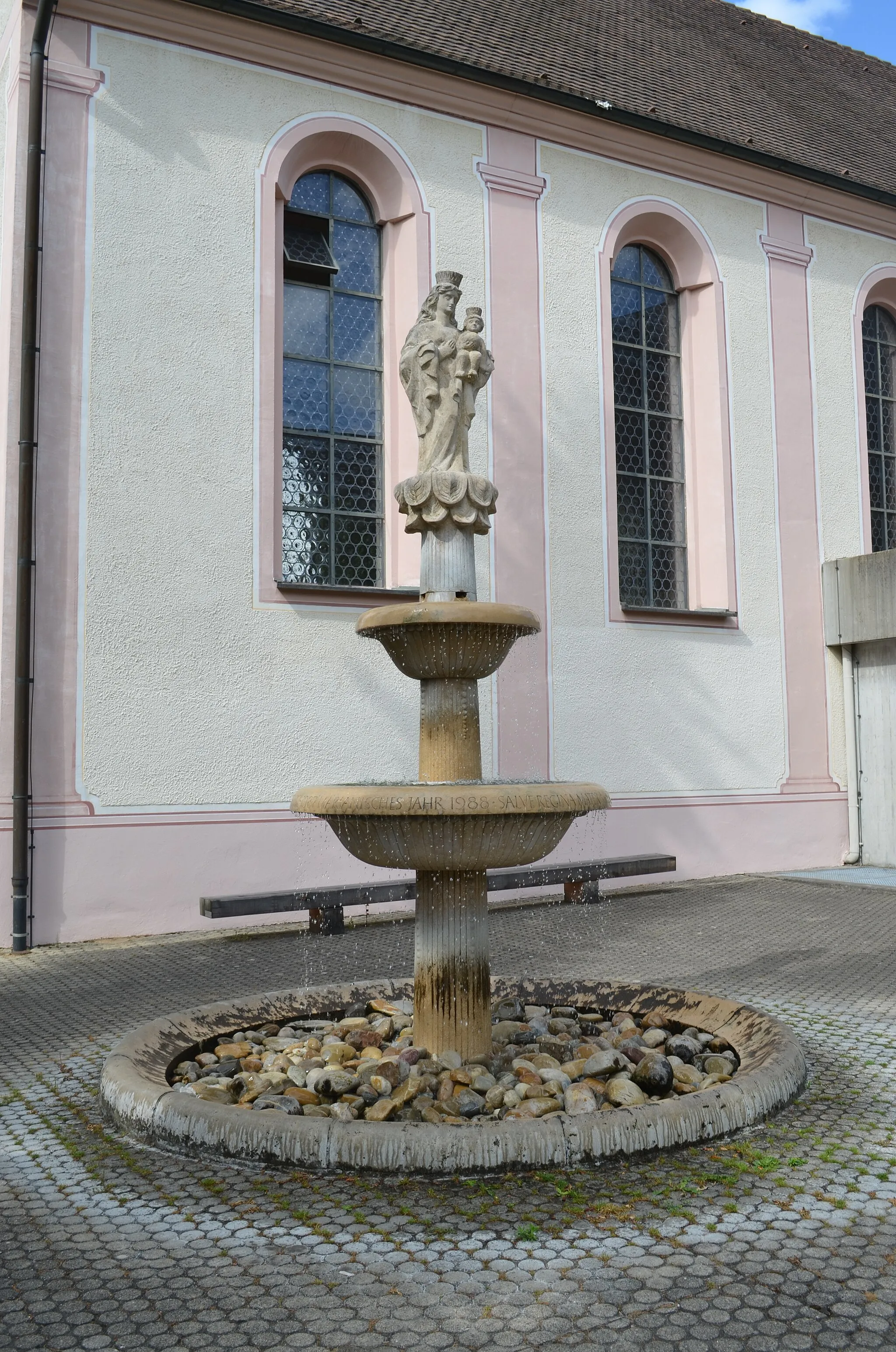 Photo showing: Merzhausen, Marienbrunnen vor St. Gallus, geschaffen von Sepp Jakob