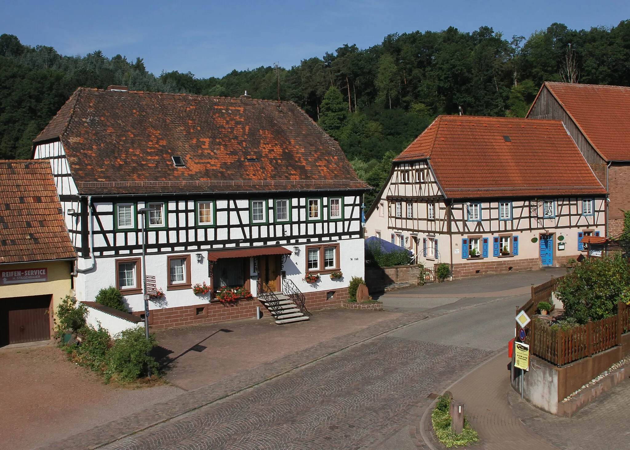 Photo showing: Bundenthal, Hauptstraße 72 und 74; Fachwerkhäuser.