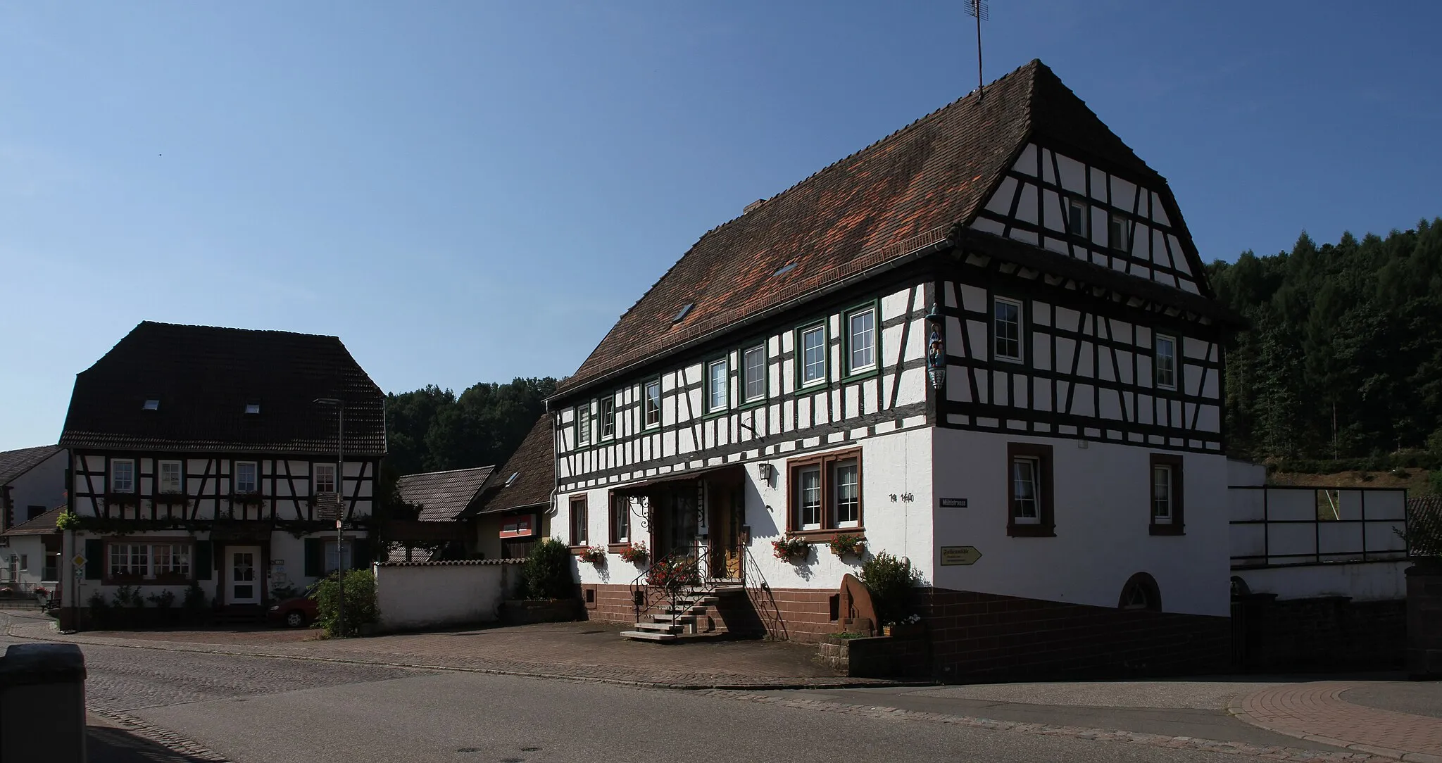 Photo showing: Bundenthal, Hauptstraße 74 und 76; Fachwerkhäuser.