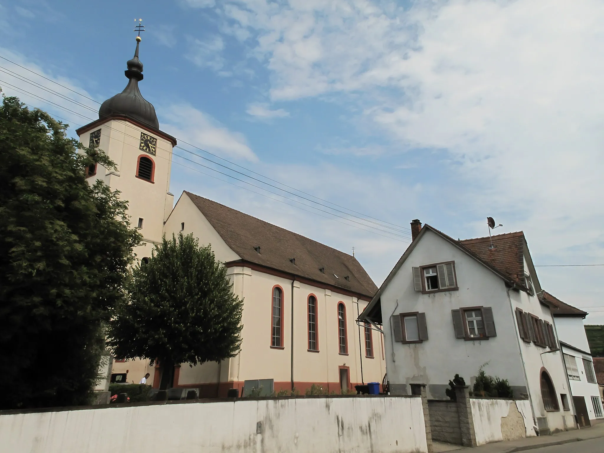 Photo showing: Jechtingen, church in the street
