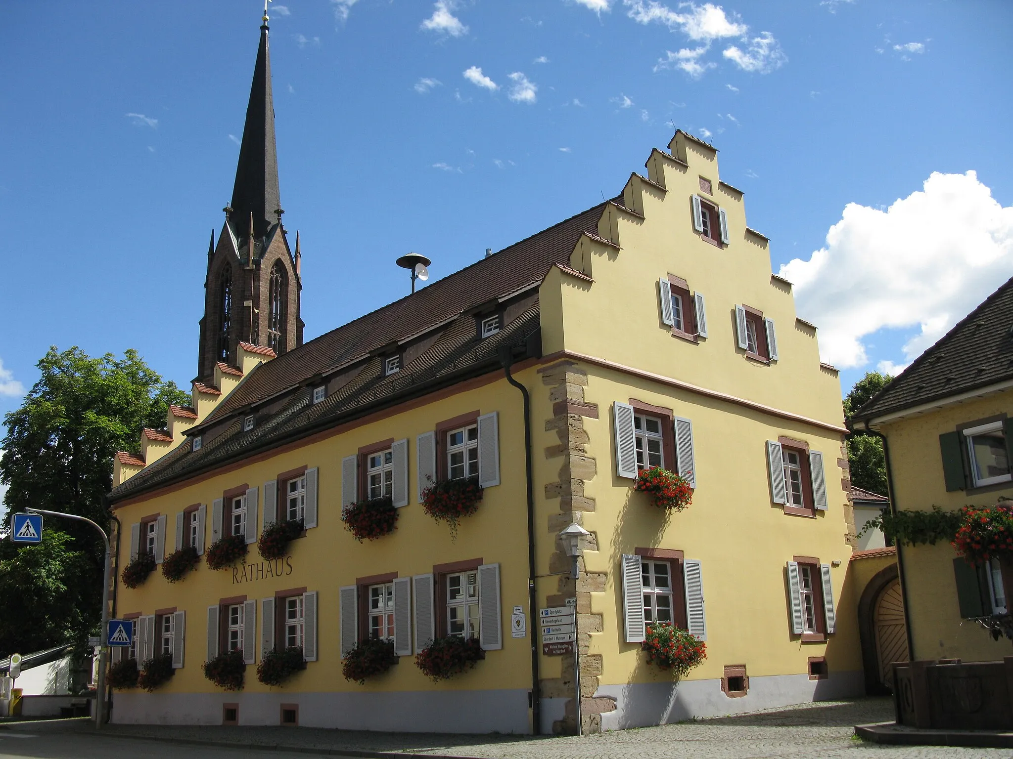 Photo showing: Rathaus in Eichstetten mit ev. Kirche