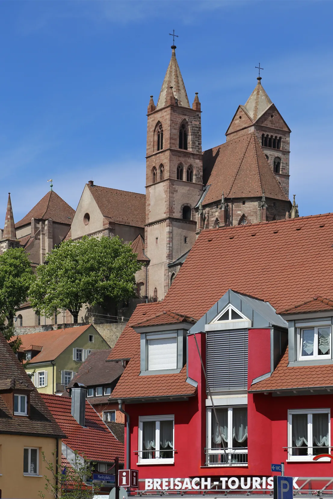 Photo showing: Breisach am Rhein. Türme des Stephansmünsters, eine romanisch-gotische Kirche.