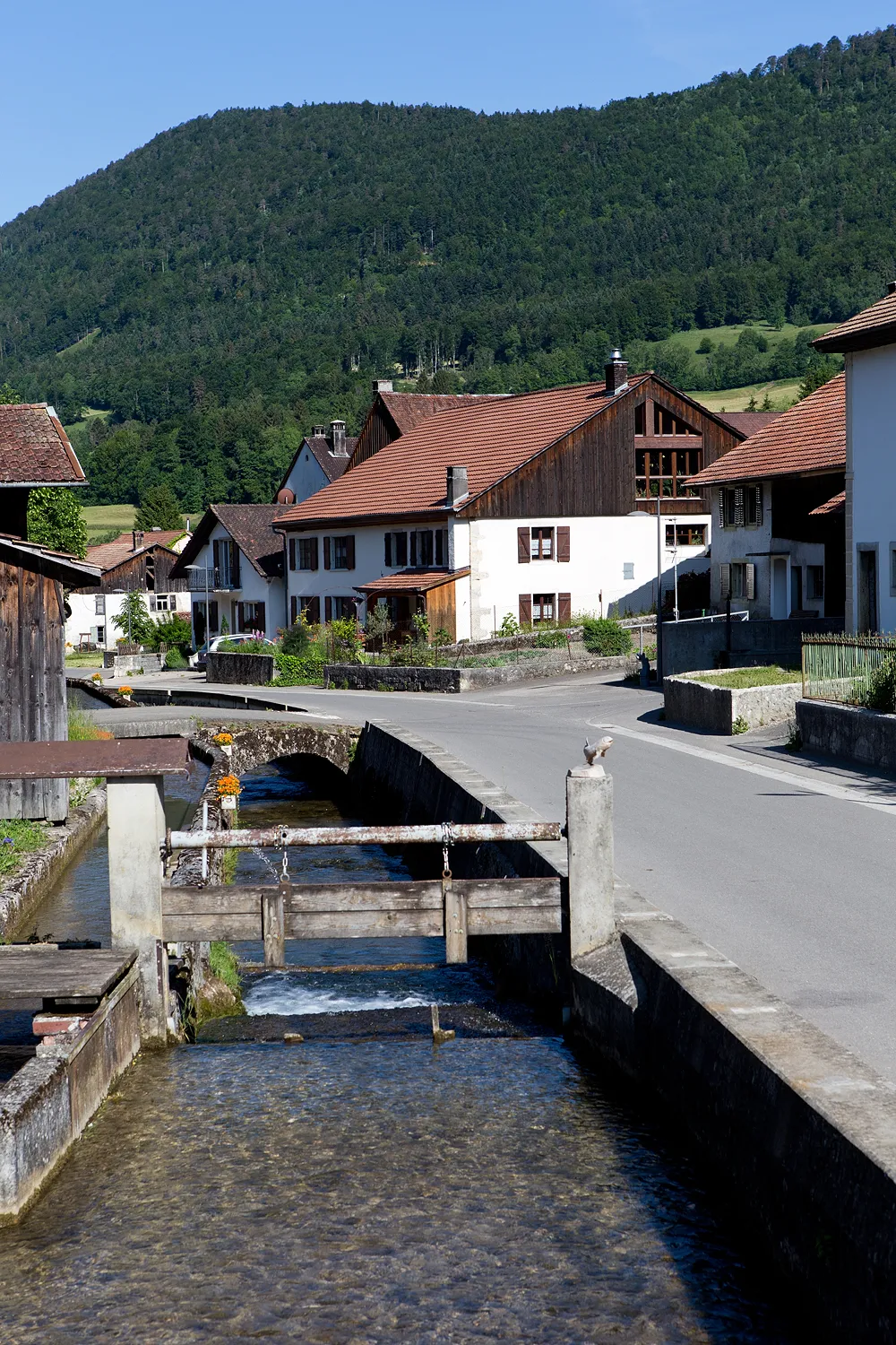 Photo showing: Der Bach Folpotat und die Route Principale in Soulce (JU)