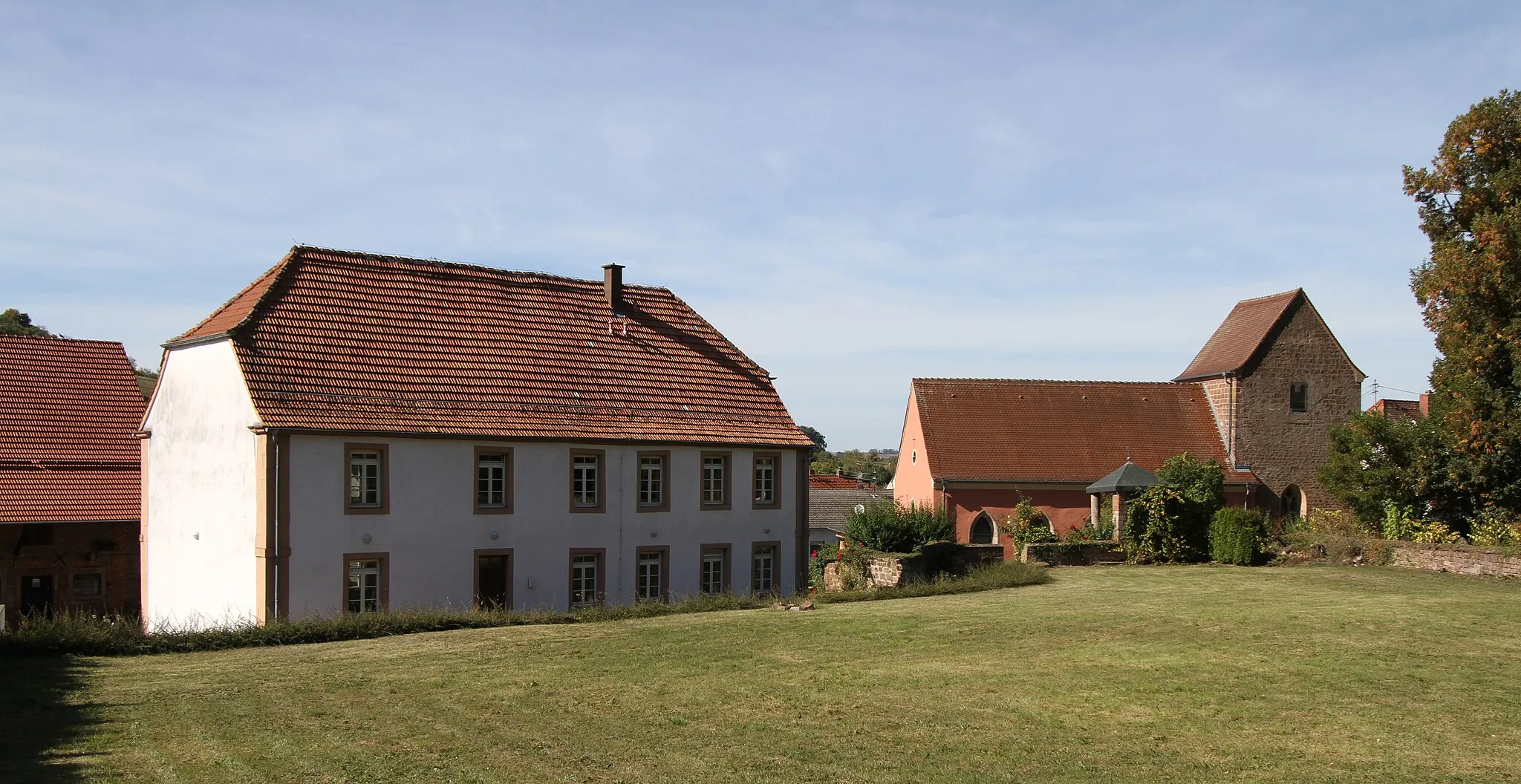 Photo showing: Nünschweiler, Haus St Jakobus und Kirche Mariä Himmelfahrt