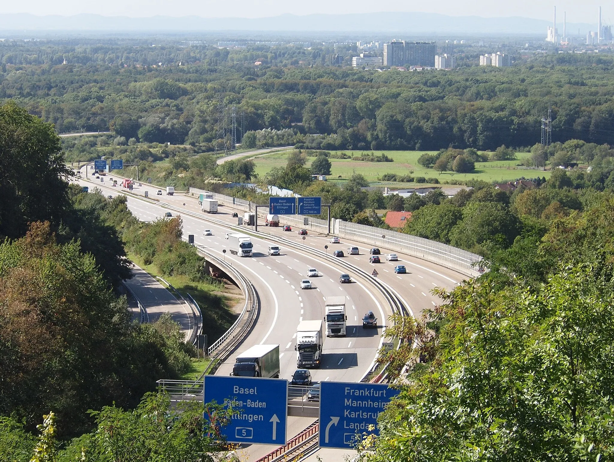 Photo showing: The German highway A8 near the highway crossing of Karlsruhe