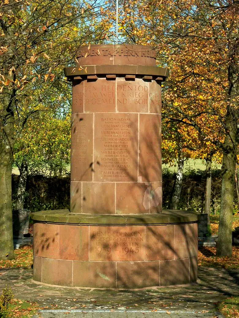 Photo showing: War Memorial - Krieger-/Kriegsopferdenkmal - Mémorial de guerre