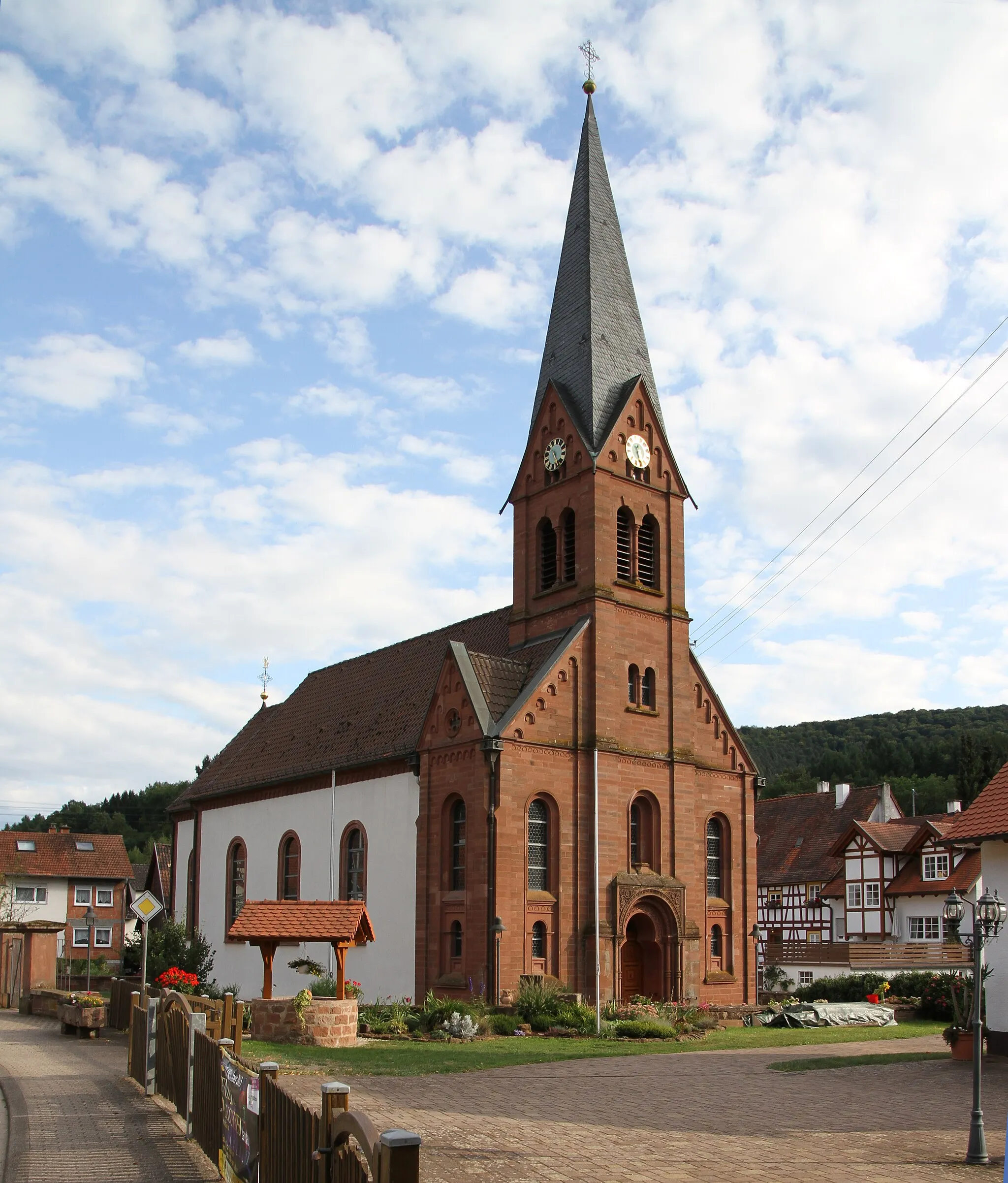 Photo showing: Bobenthal, Katholische Kirche St. Michael, Hauptstraße 18; kleiner Saalbau, 1779, Westfassade mit Turm von 1879, Architekt Franz Schöberl.