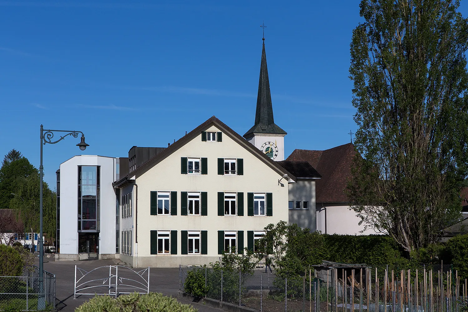 Photo showing: Primarschulhaus und Kirche in Courtételle (JU)