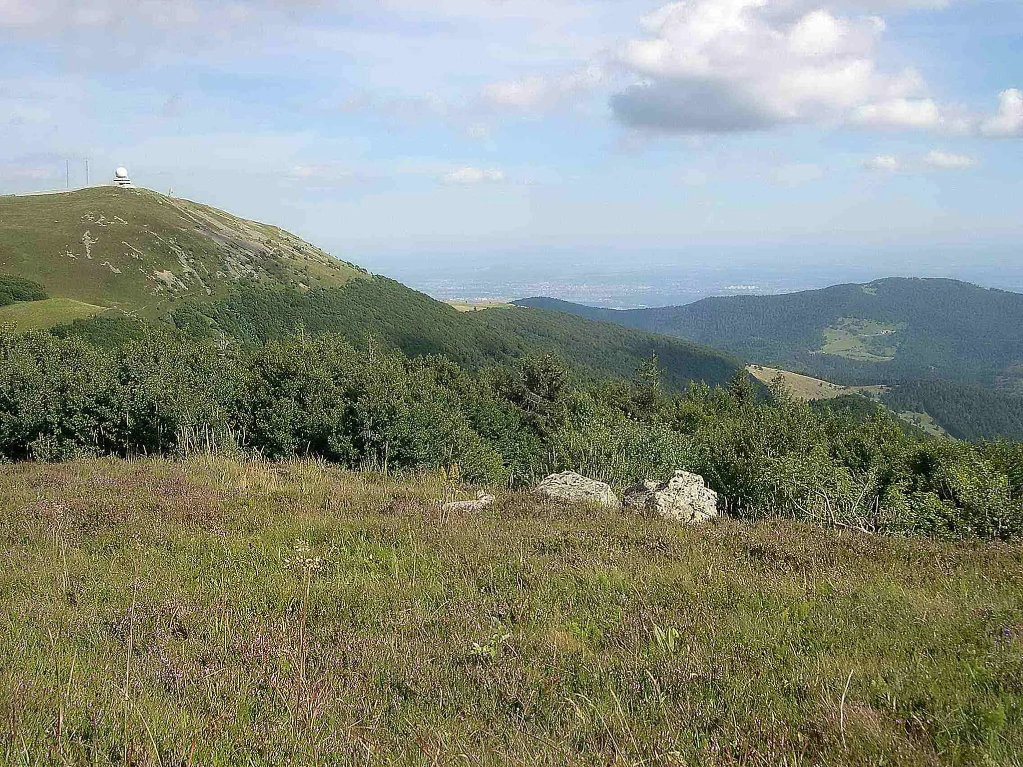 Photo showing: Blick vom Storkenkopf auf den Großen Belchen, das Massiv des Hartmannswillerkopfs (Bildmitte) und Molkenrain (rechts) sowie (im Bildhintergrund) die Oberrheinische Tiefebene mit Mülhausen.