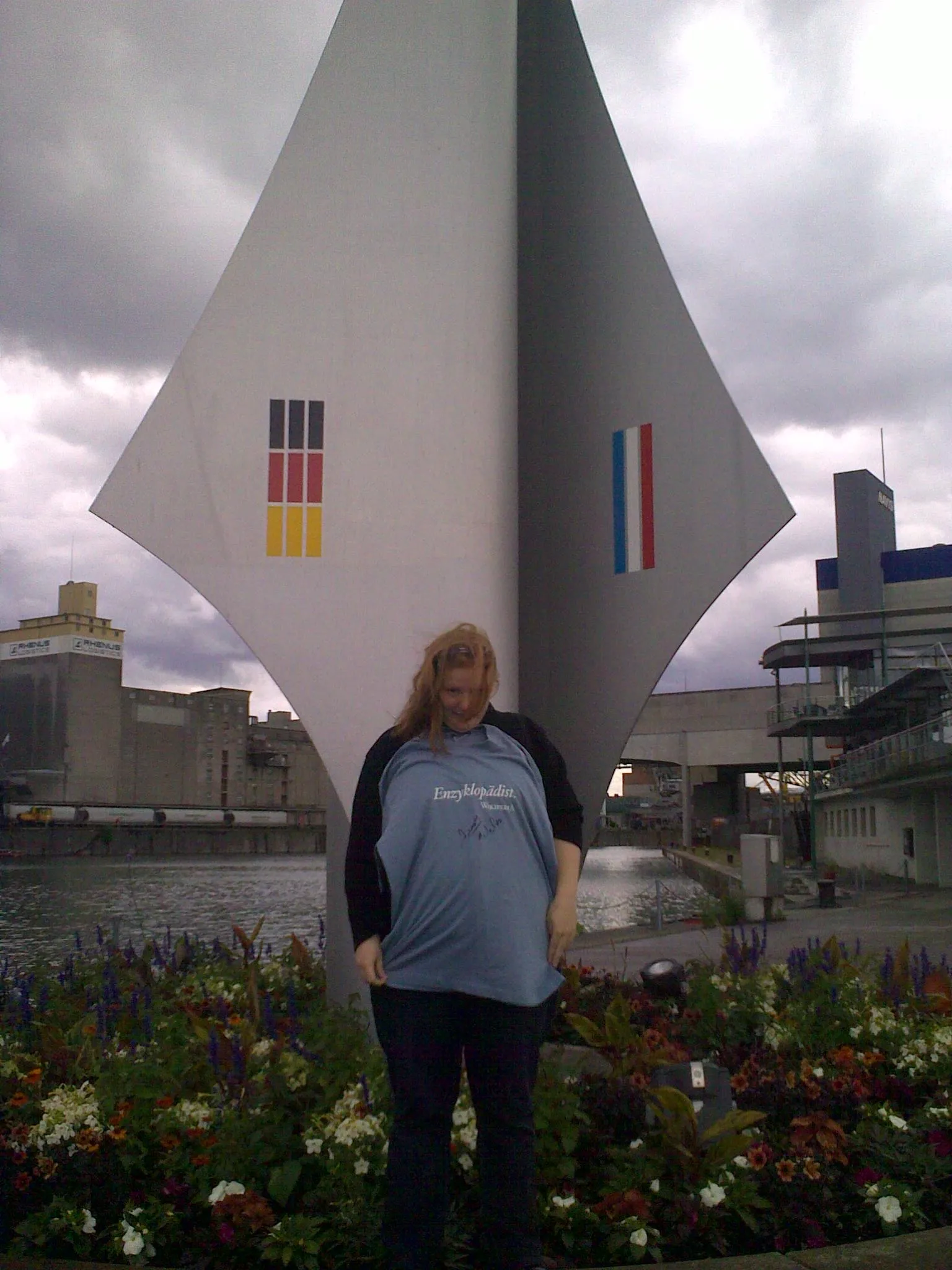 Photo showing: Free Travel Shirt at Basel harbour, tripoint between Germany, Switzerland and France.