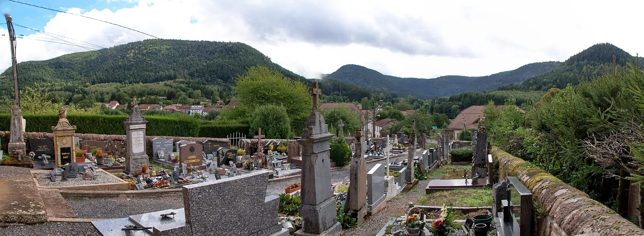 Photo showing: Friedhofsansicht von der Kirche ins Tal aus gesehen