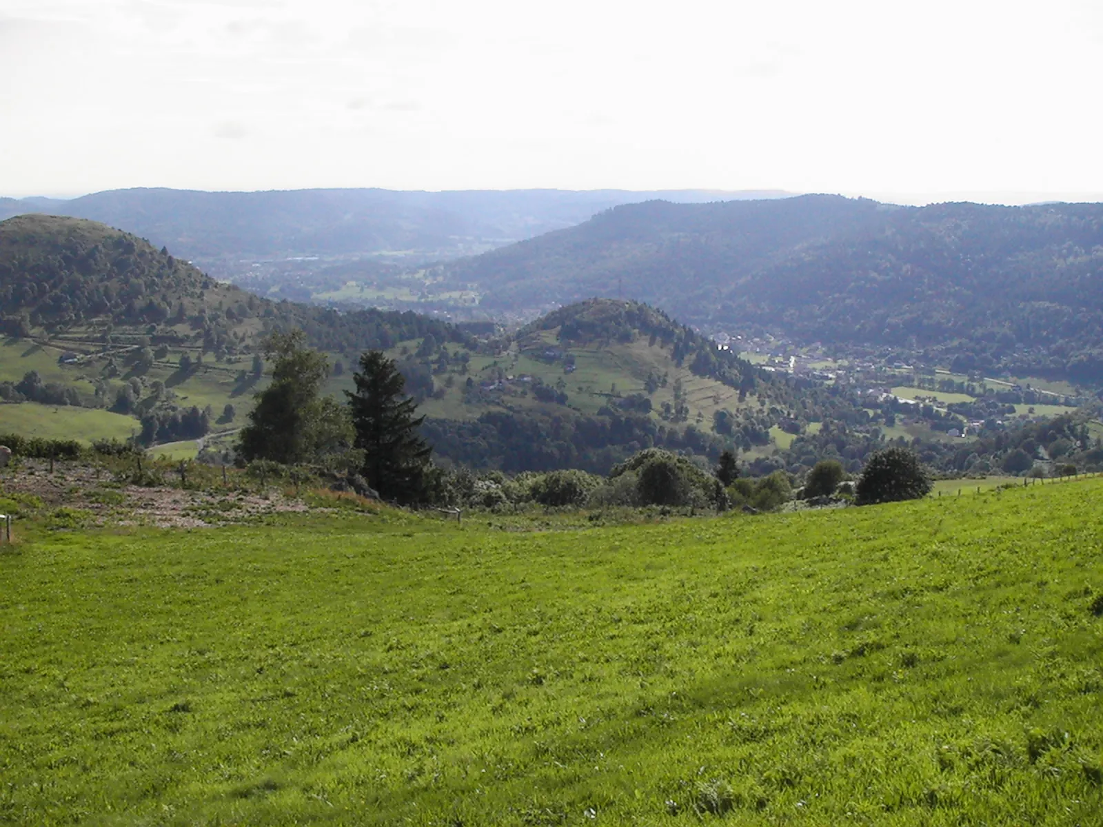 Photo showing: Vue sur le village du Ménil (Vosges, France) depuis la tête des Champs.