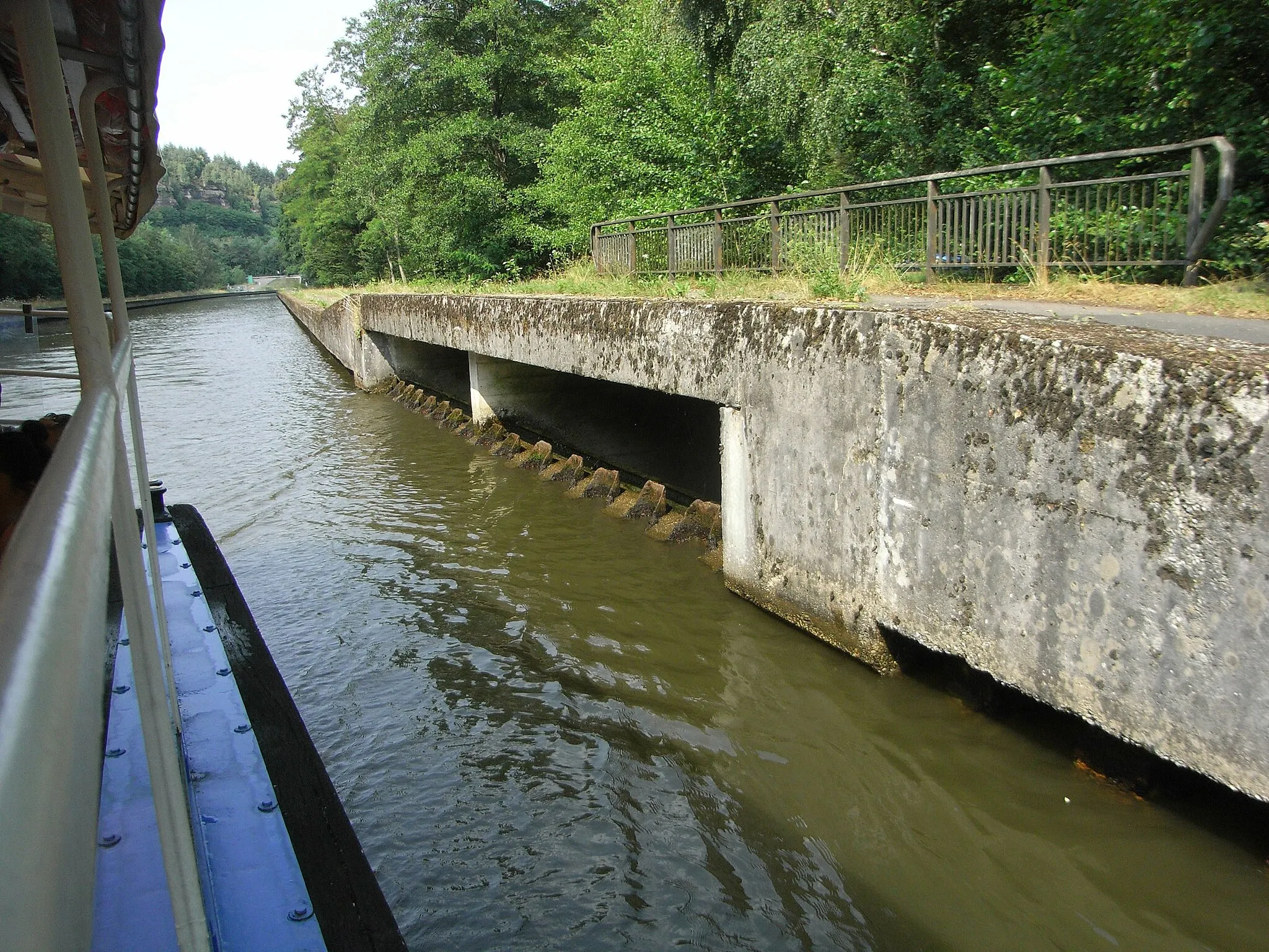 Photo showing: Déversoir pour l'évacuation du surplus des eaux du bassin bas du plan incliné d'Arzviller, sur le canal de la Marne au Rhin (France)